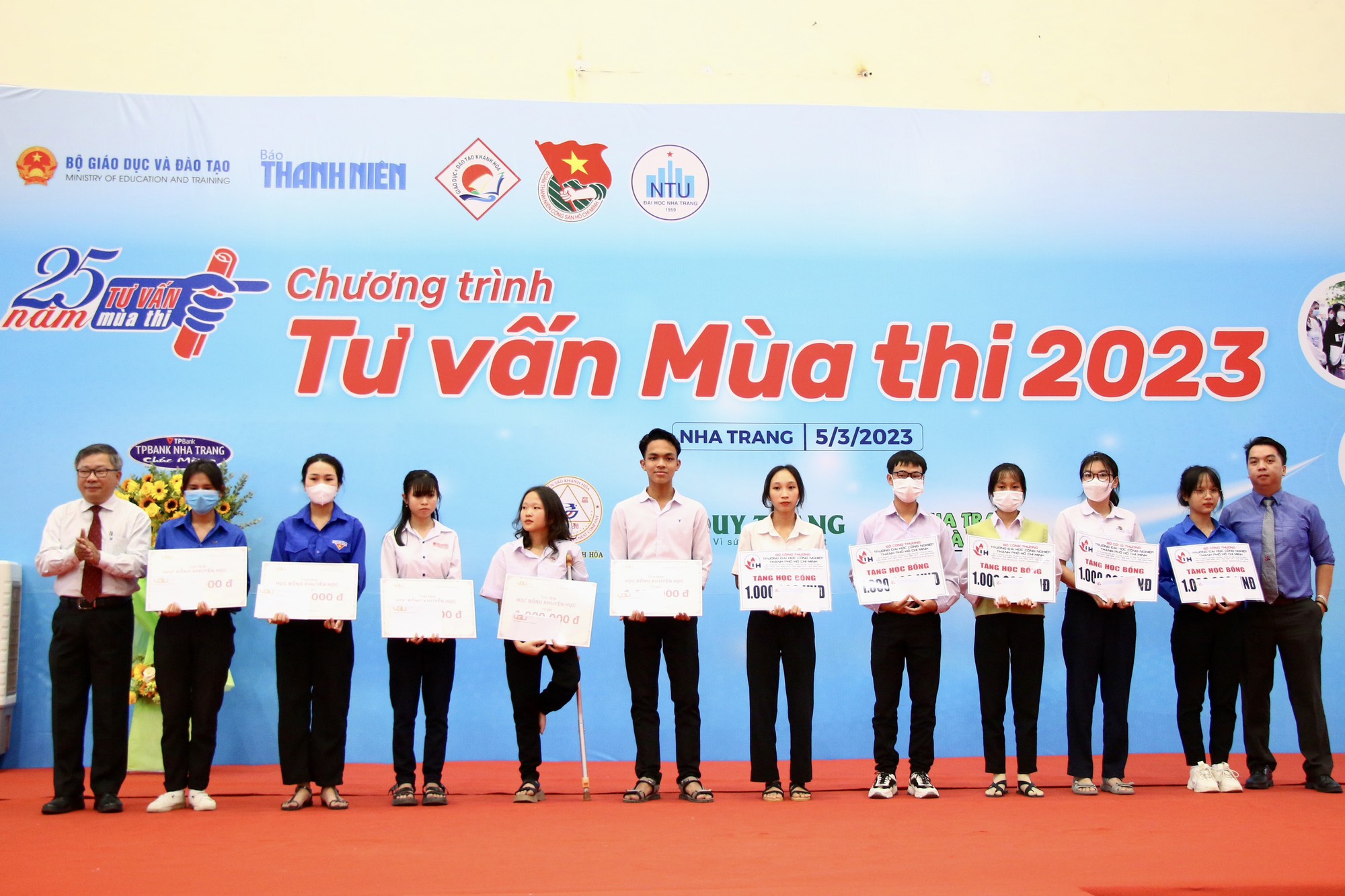 Rộn ràng tư vấn mùa thi tại TP.Nha Trang, nơi 25 năm trước khởi đầu chương trình  - Ảnh 11.