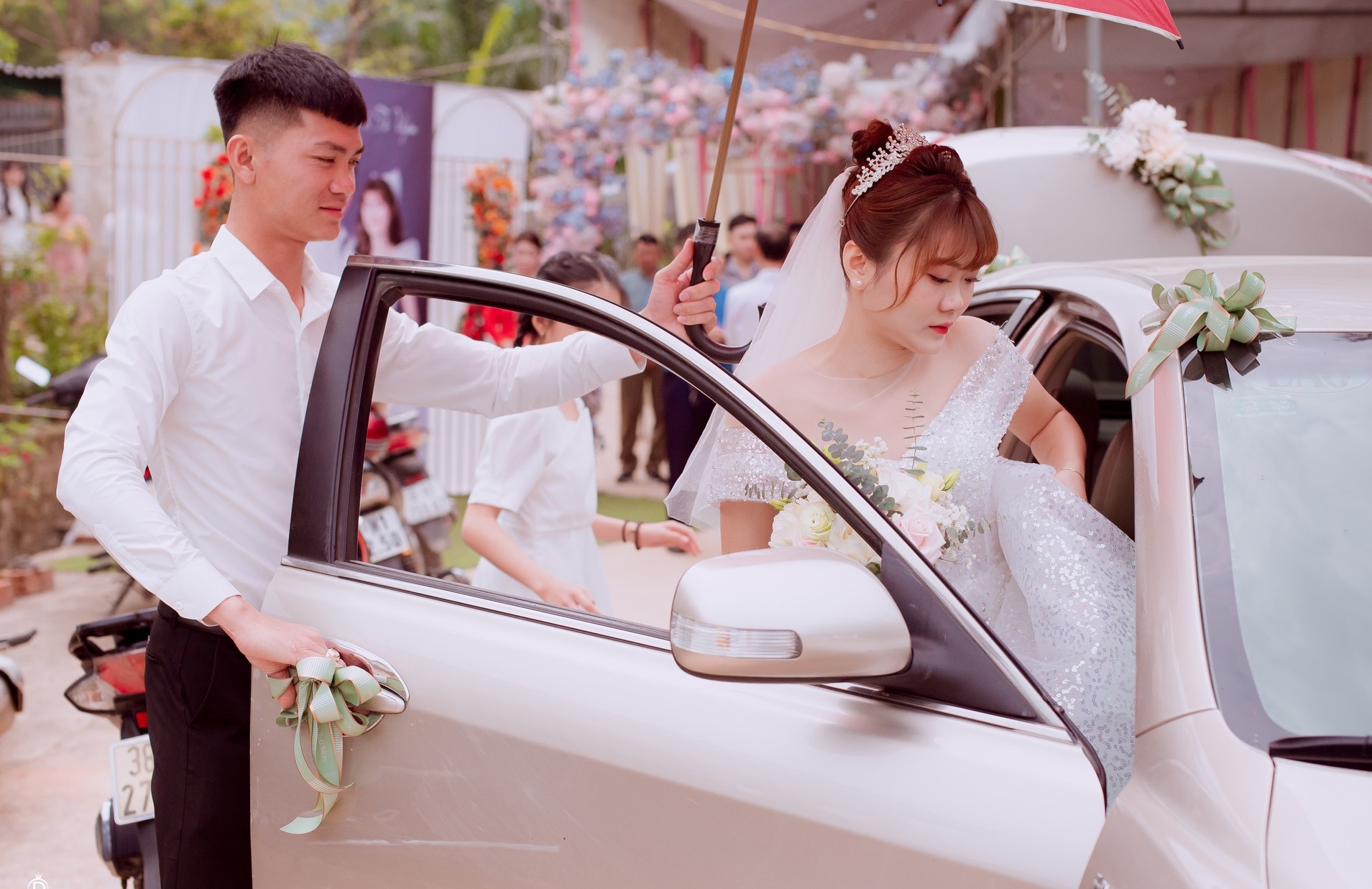 Hà Tĩnh: Chú rể rước dâu bằng 20 xe đầu kéo khiến nhà gái choáng ngợp - Ảnh 7.