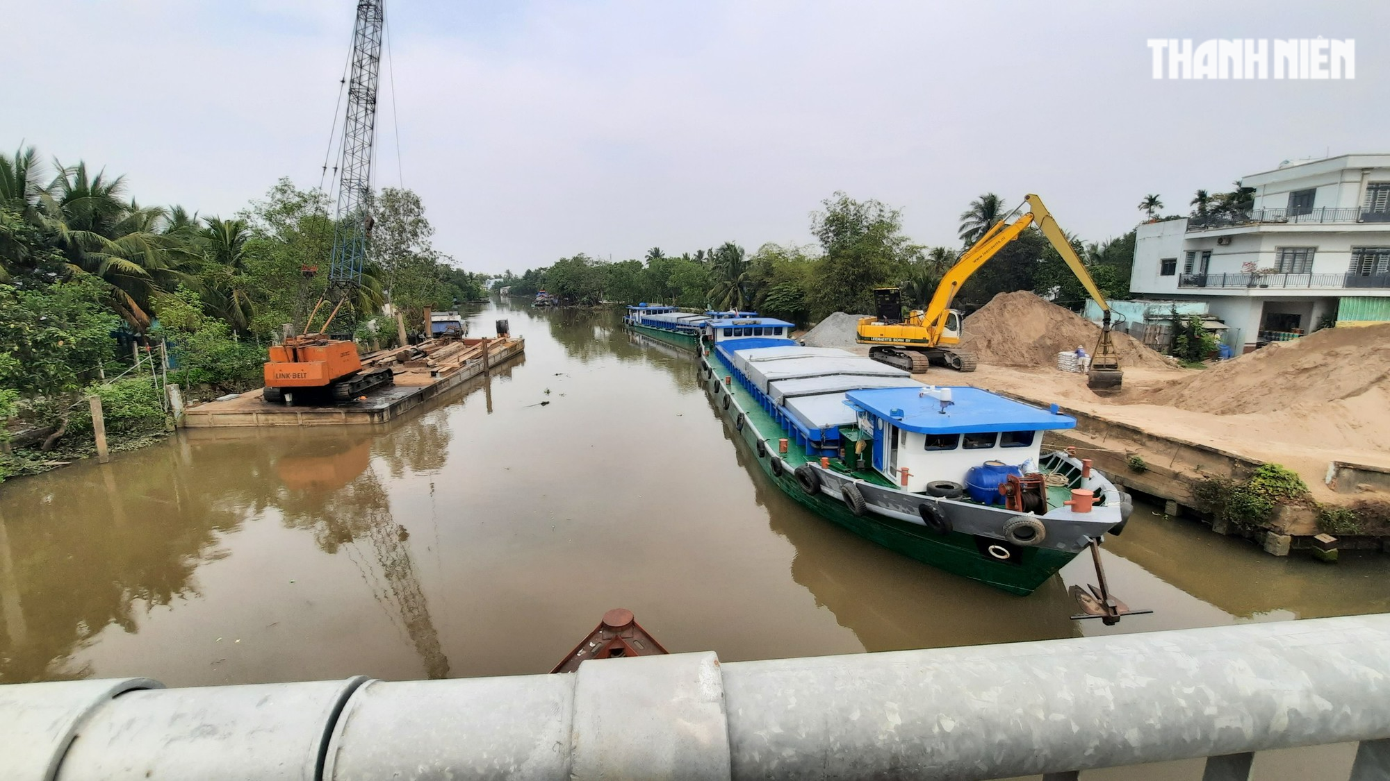 Tự cắm bản bến thủy và đậu sà lan cạnh QL 53 nhưng 'không ai thấy' - Ảnh 3. Tự cắm bản bến thủy và đậu sà lan cạnh QL 53 nhưng 'không ai thấy' - Ảnh 3.