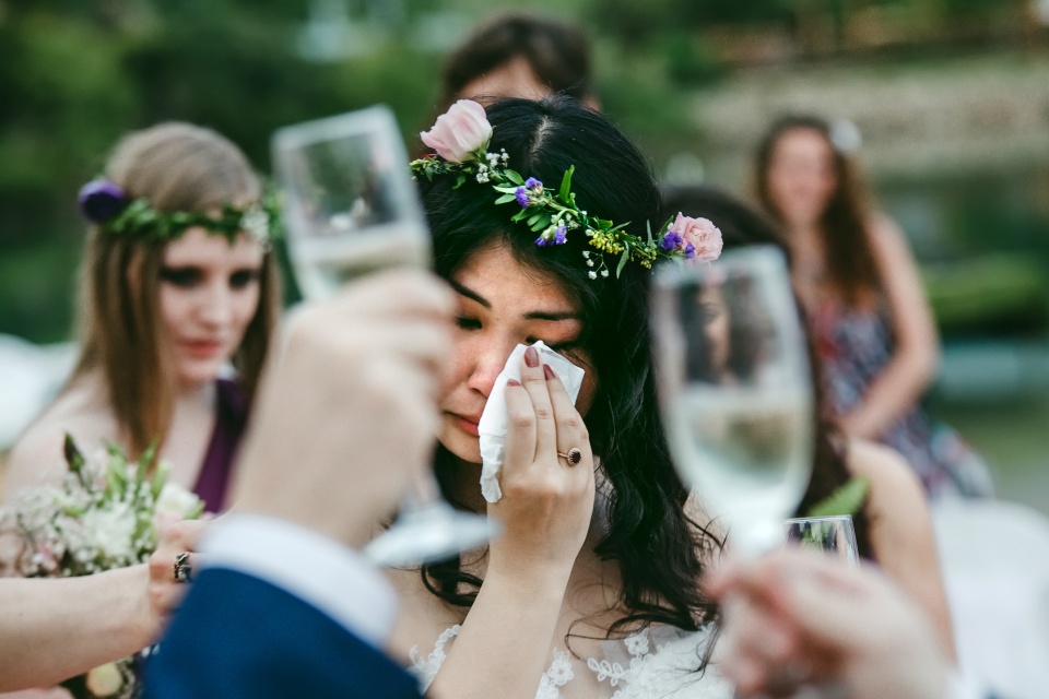 Kinh nghiệm Lựa chọn váy cưới cô dâu đi tiệc
