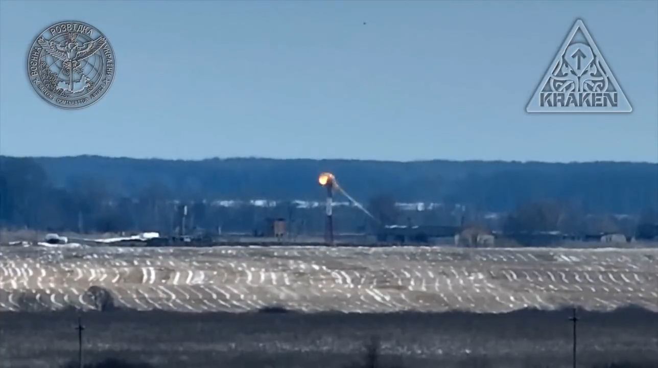 Đặc nhiệm Ukraine nói UAV cảm tử phá hủy tháp canh bên trong lãnh thổ Nga - Ảnh 1.