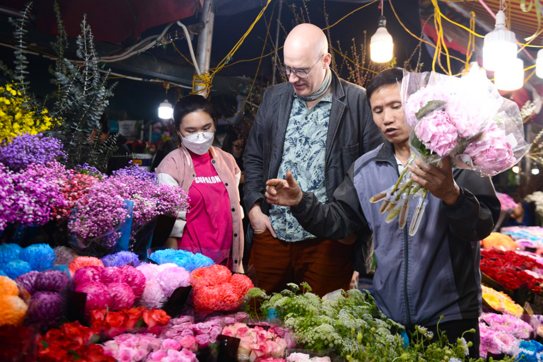 Hoa hồng tăng gấp 3 lần, chợ hoa lớn nhất Hà Nội đông nghịt người trước 8.3 - Ảnh 9.