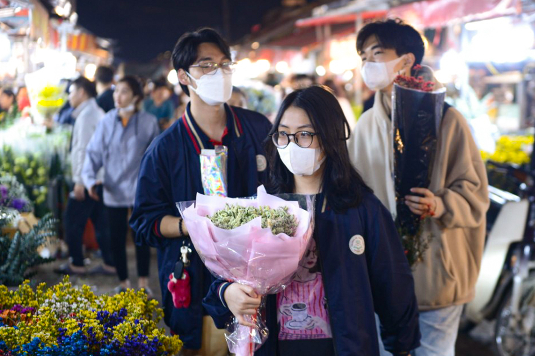 Hoa hồng tăng gấp 3 lần, chợ hoa lớn nhất Hà Nội đông nghịt người trước 8.3 - Ảnh 6.