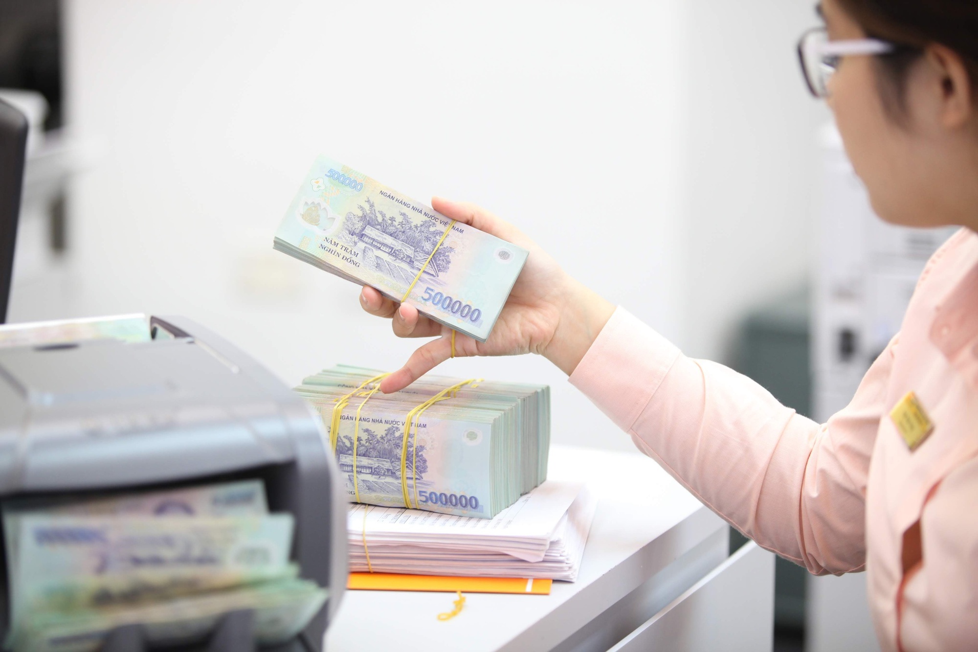 Bất chấp lãi suất thấp, nhiều doanh nghiệp vẫn gửi tiết kiệm hàng ngàn tỉ đồng- Ảnh 1. Bất chấp lãi suất thấp, nhiều doanh nghiệp vẫn gửi tiết kiệm hàng ngàn tỉ đồng- Ảnh 1.