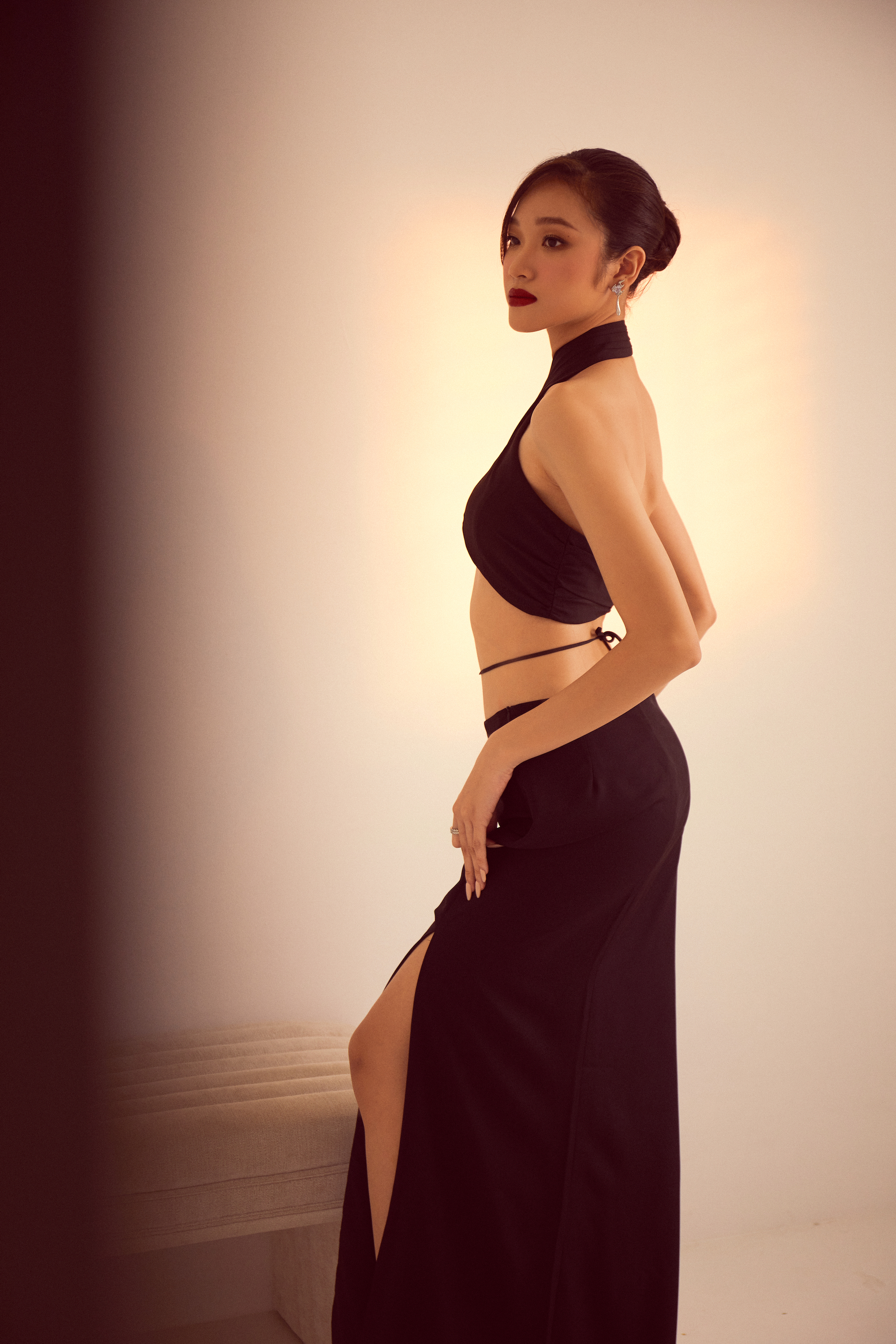 Hoa hậu Kim Ngân diện váy xẻ khoe vòng eo 'con kiến' - Ảnh 6.