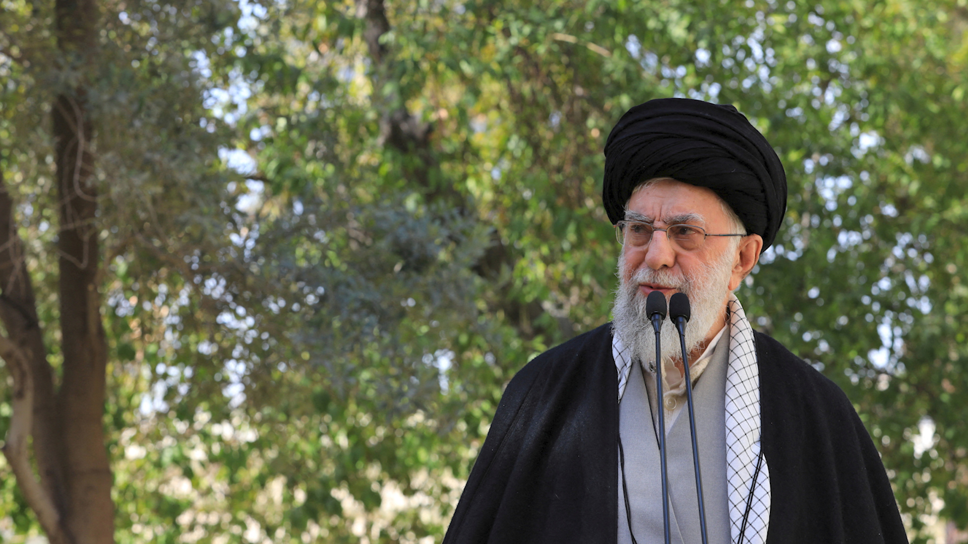 Lãnh tụ tối cao Iran nói ‘không thể tha thứ’ về vụ các nữ sinh ngộ độc - Ảnh 1.