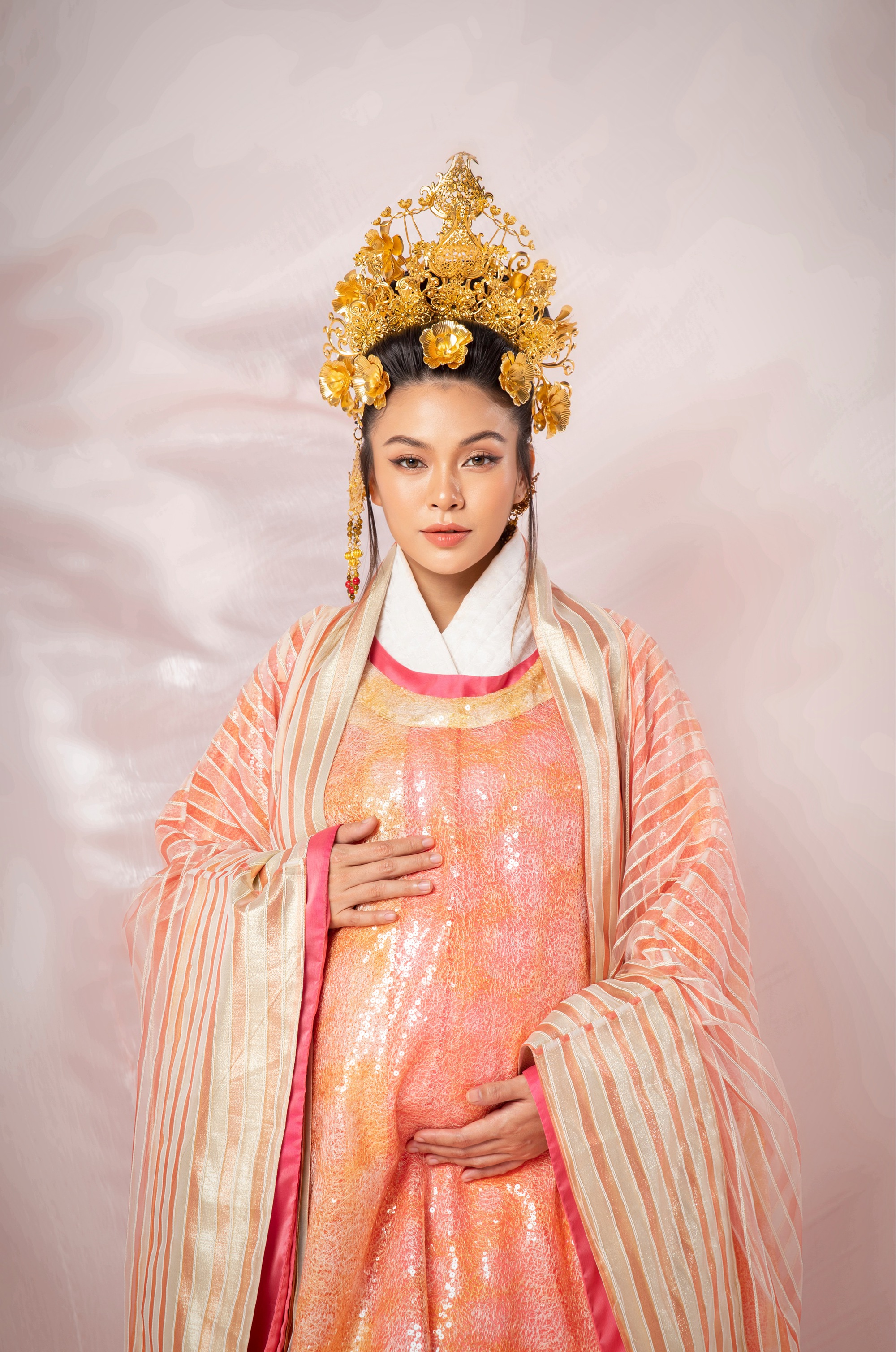 Hình ảnh Châu Tấn trở thành hoàng hậu trong Như Ý truyện