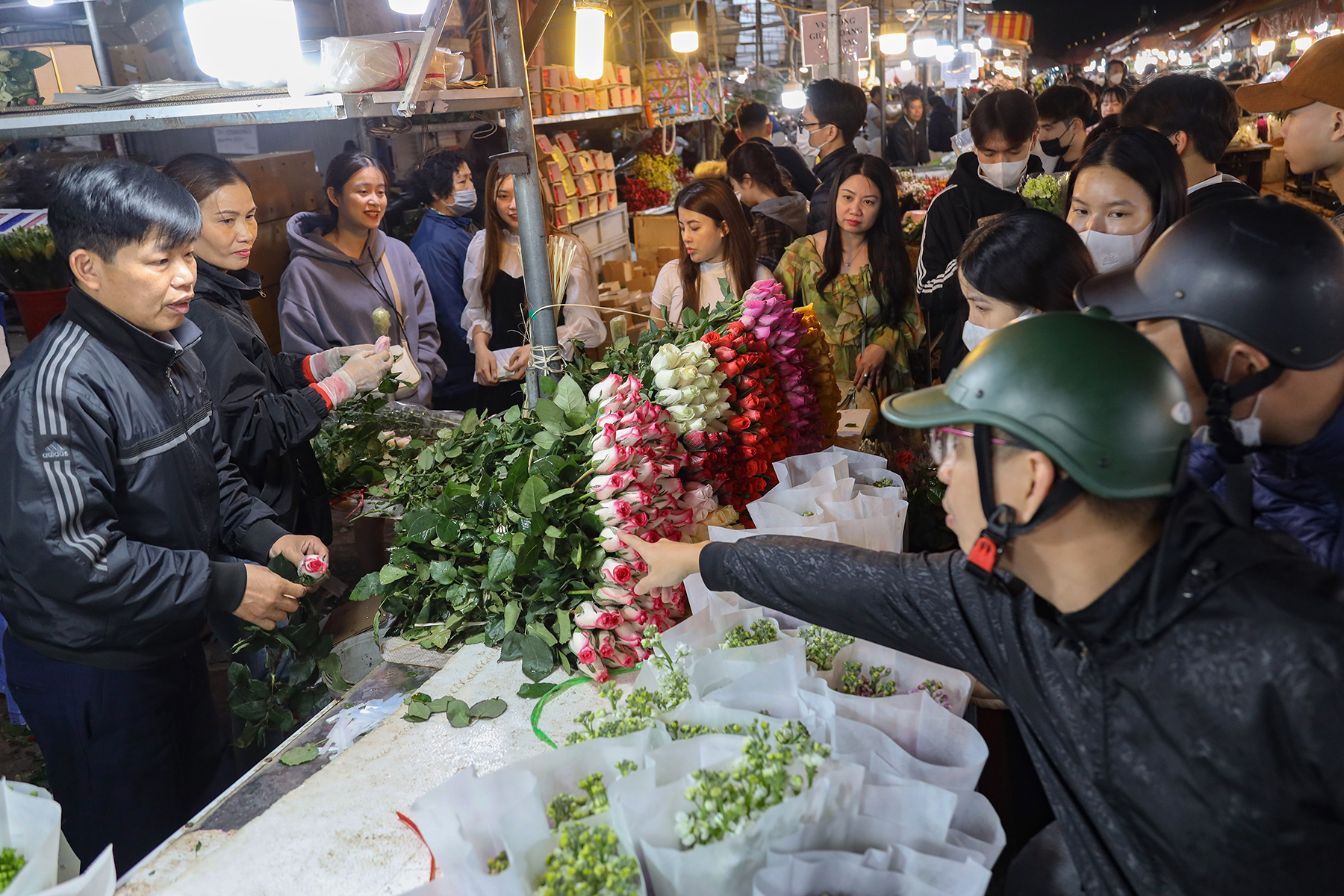 Hoa hồng tăng gấp 3 lần, chợ hoa lớn nhất Hà Nội đông nghịt người trước 8.3 - Ảnh 3.