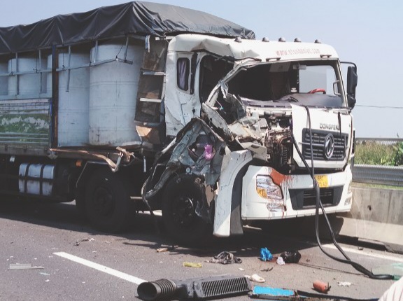 Tai nạn trên cao tốc Trung Lương - Mỹ Thuận: Phụ xế đứt lìa bàn tay - Ảnh 1.