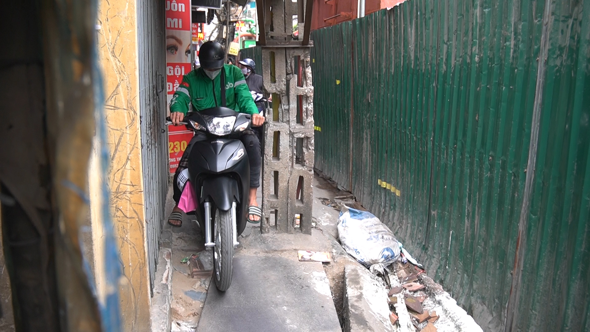 Trải nghiệm lách qua con đường siêu hẹp, chỉ vừa 1 làn xe máy ở Hà Nội - Ảnh 3.