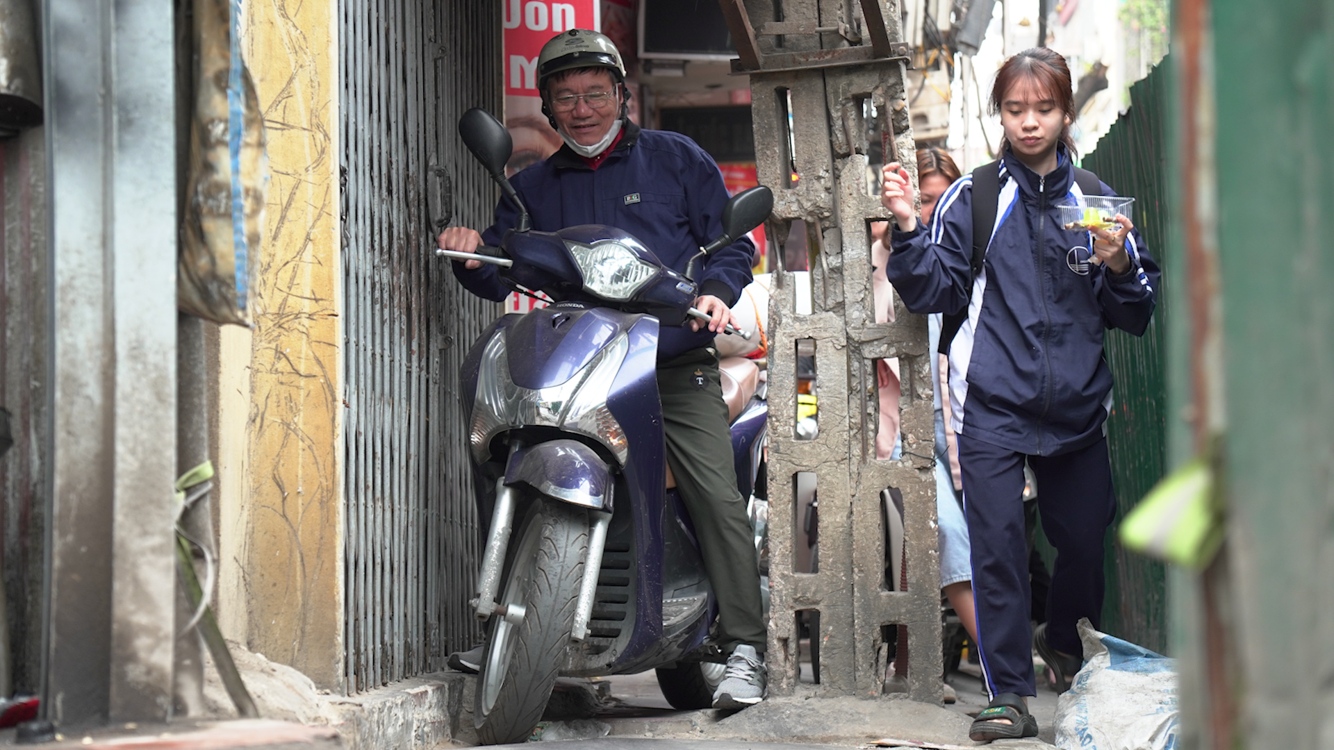 Trải nghiệm lách qua con đường siêu hẹp, chỉ vừa 1 làn xe máy ở Hà Nội - Ảnh 4.