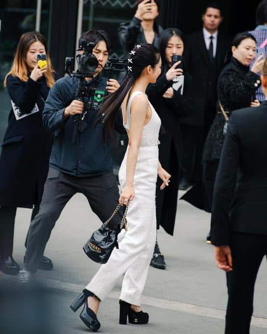 Jennie Kim lăng xê phụ kiện nơ tại show Chanel  - Ảnh 3.