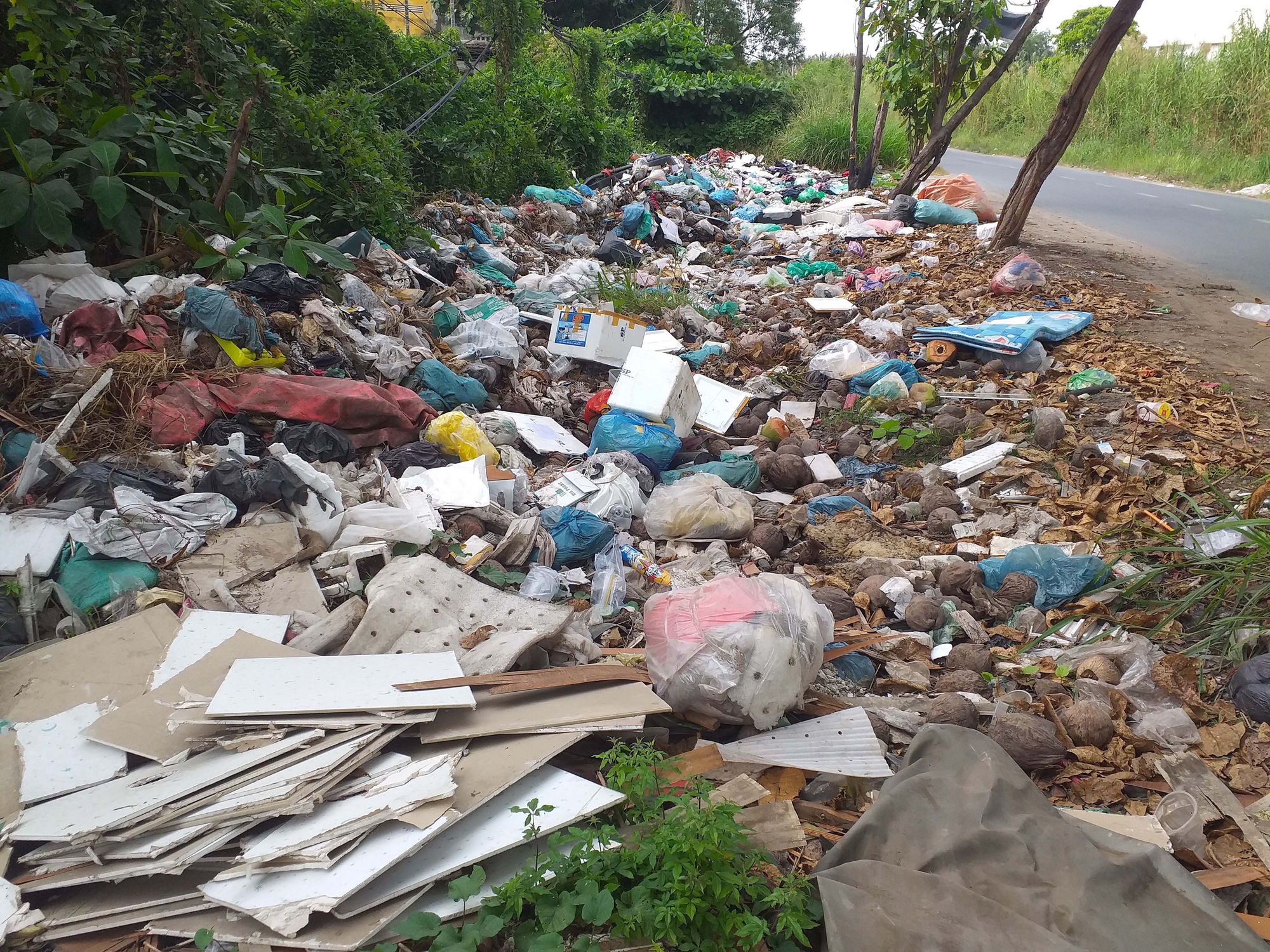 Cận cảnh những xe rác thải chất đống nhiều tuyến phố Hà Nội  Báo Công an  Nhân dân điện tử