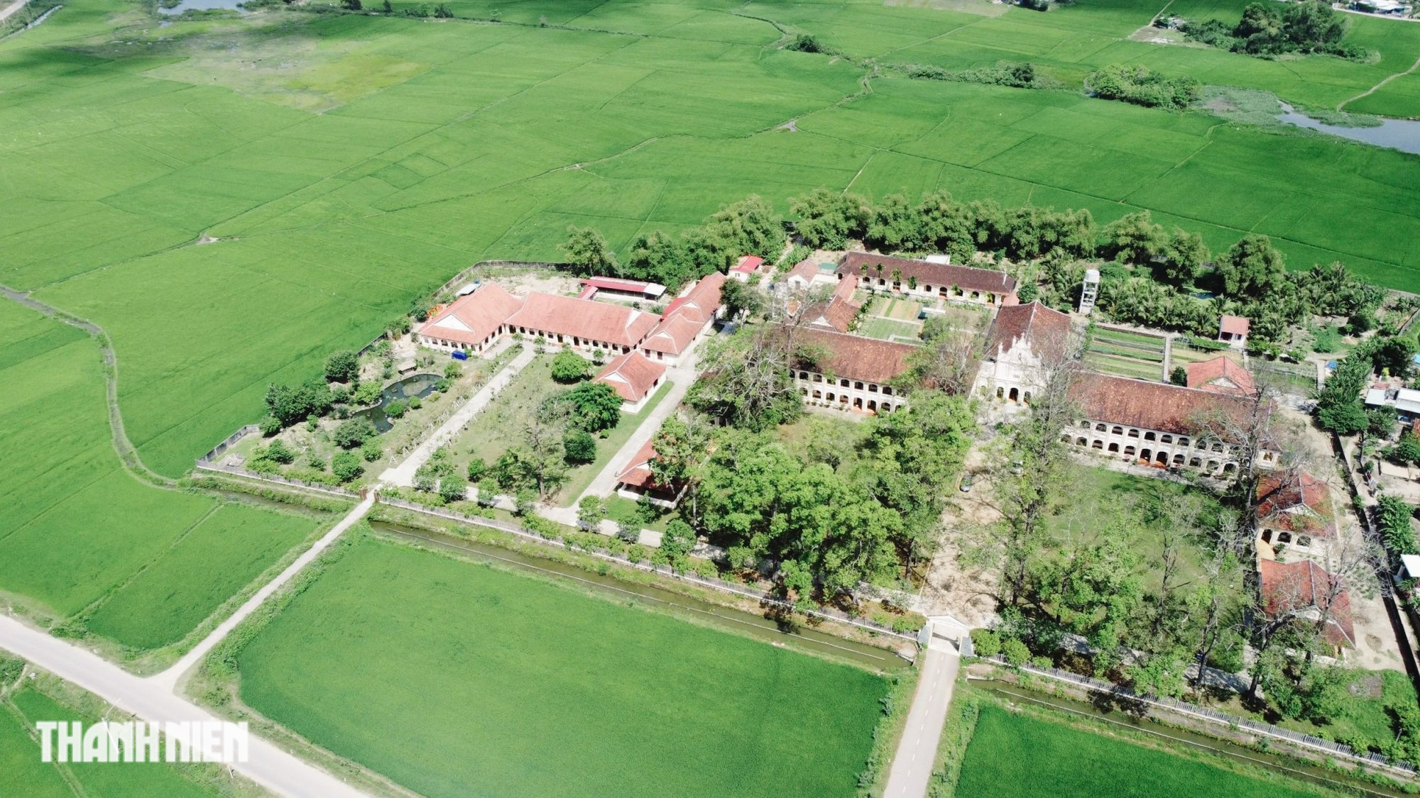 Tiểu chủng viện Làng Sông nằm yên bình giữa cánh đồng xanh ngát - Ảnh 2.