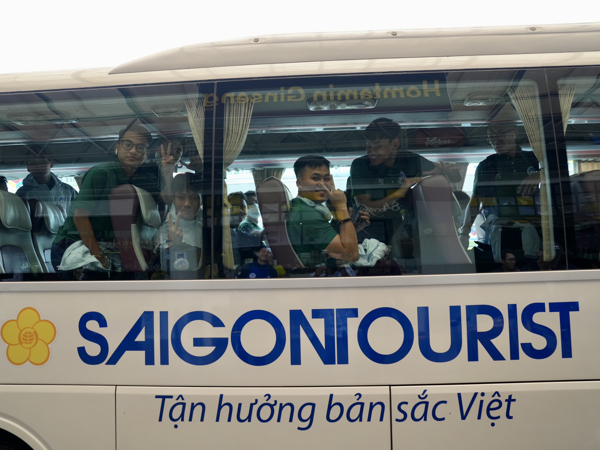 Xe buýt của Sài Gòn Tourist đưa đội ĐH Kinh tế Quốc dân từ Tân Sơn Nhất về khách sạn Đồng Khánh