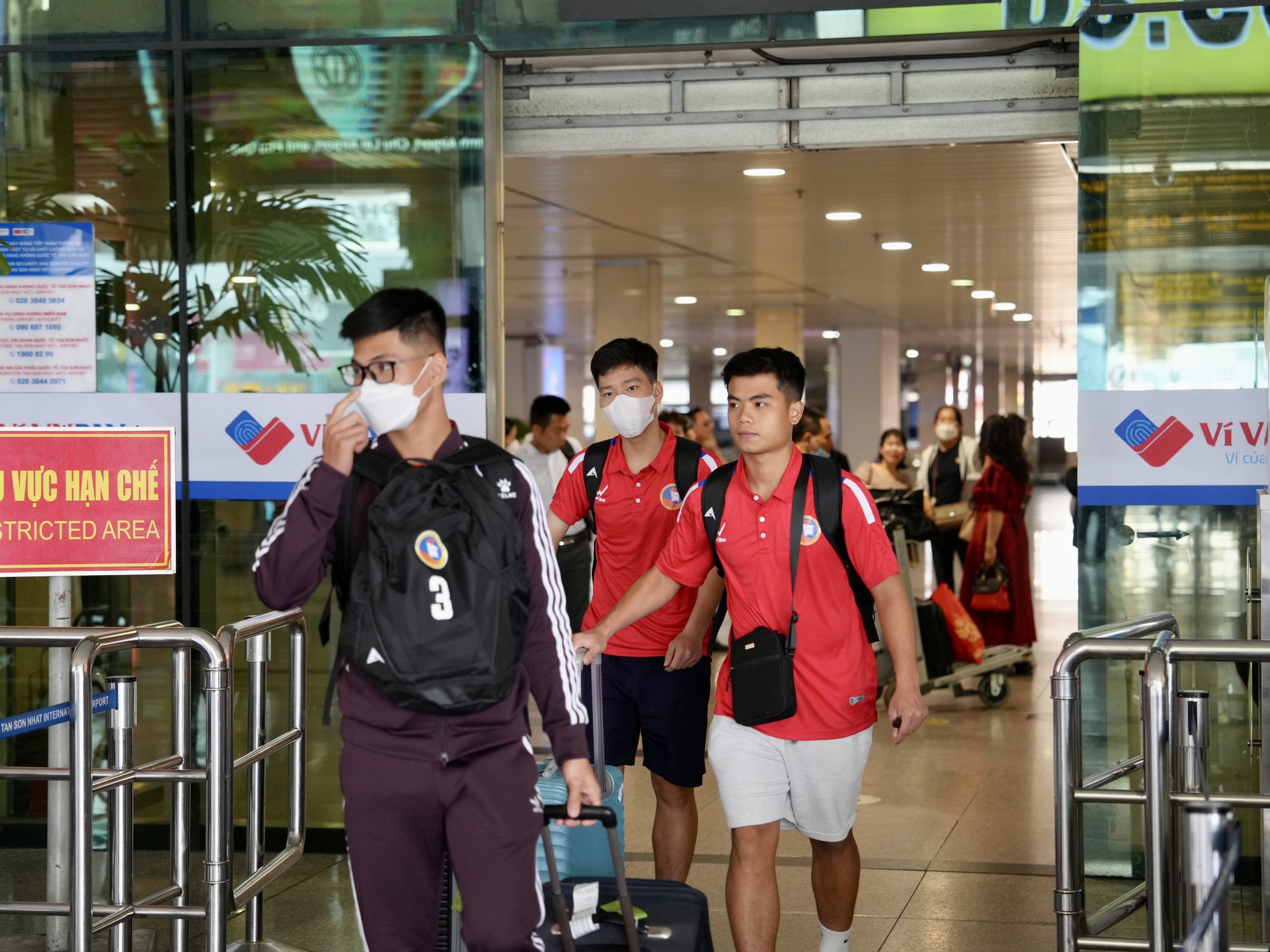 ĐH Sư phạm TDTT Hà Nội ‘ngỡngàng’ chế độ đội tuyển tại Tân Sơn Nhất - Ảnh 10.