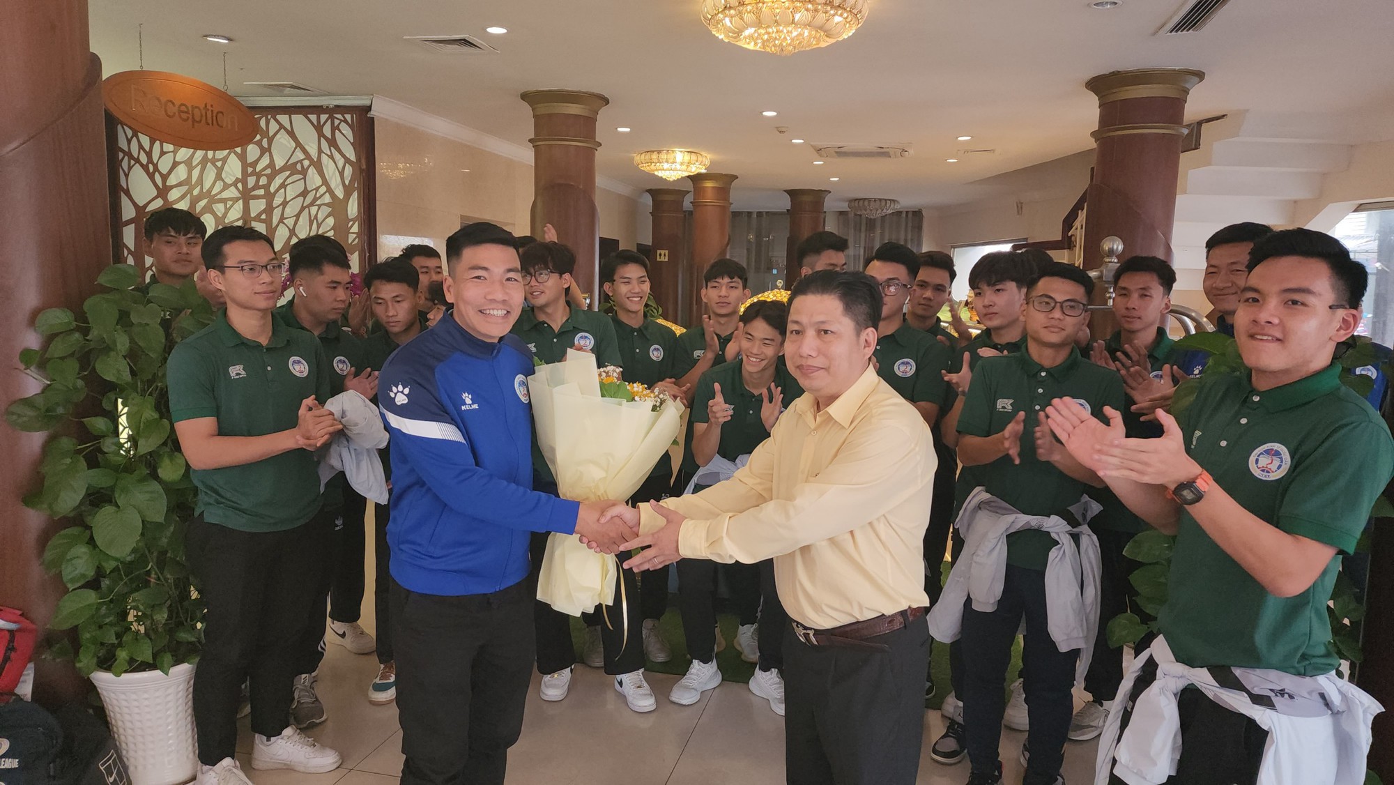 Anh Nguyễn Xuân Thủy đại diện khách sạn Đồng Khánh (Sài Gòn Tourist) trao hoa chào đón ĐH Kinh tế Quốc dân