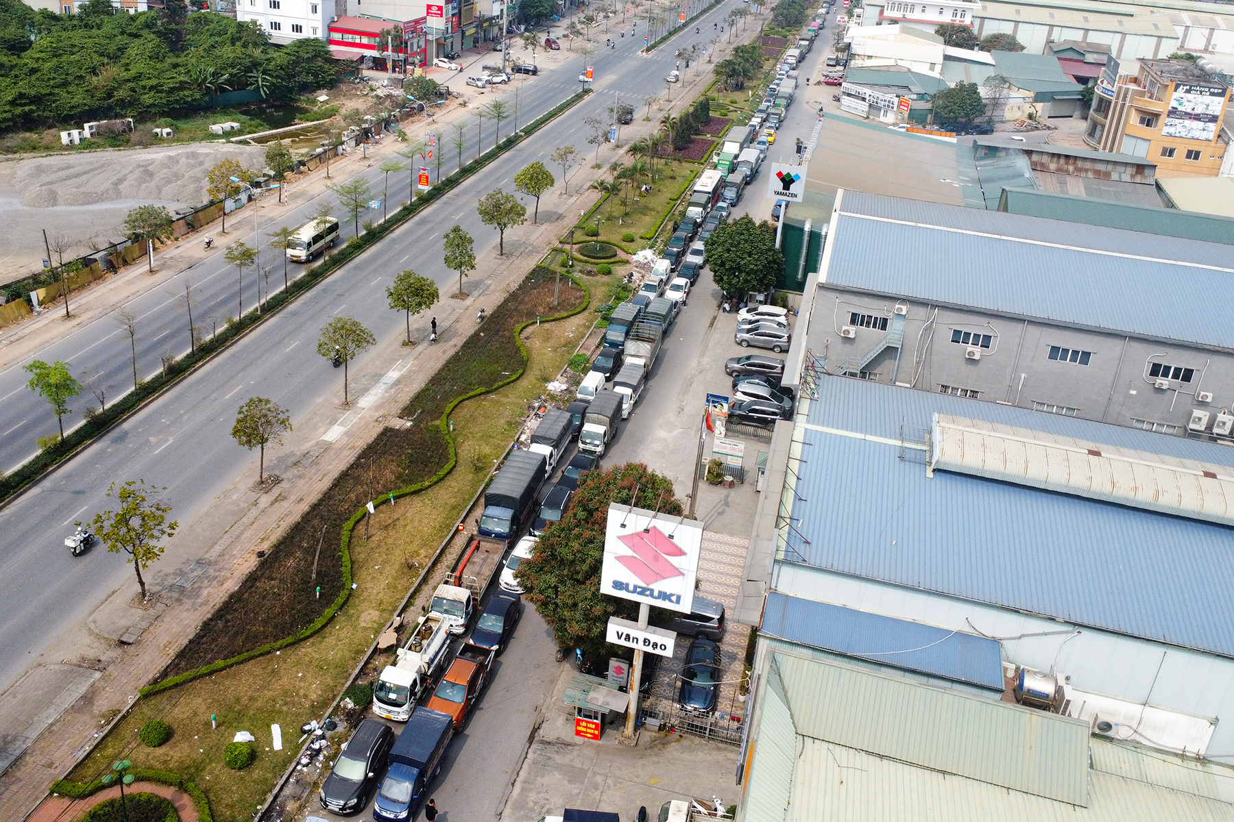 Xe xếp hàng chờ đăng kiểm dài hàng km, tài xế ngao ngán 'mỗi ngày nhích 100m' - Ảnh 11.