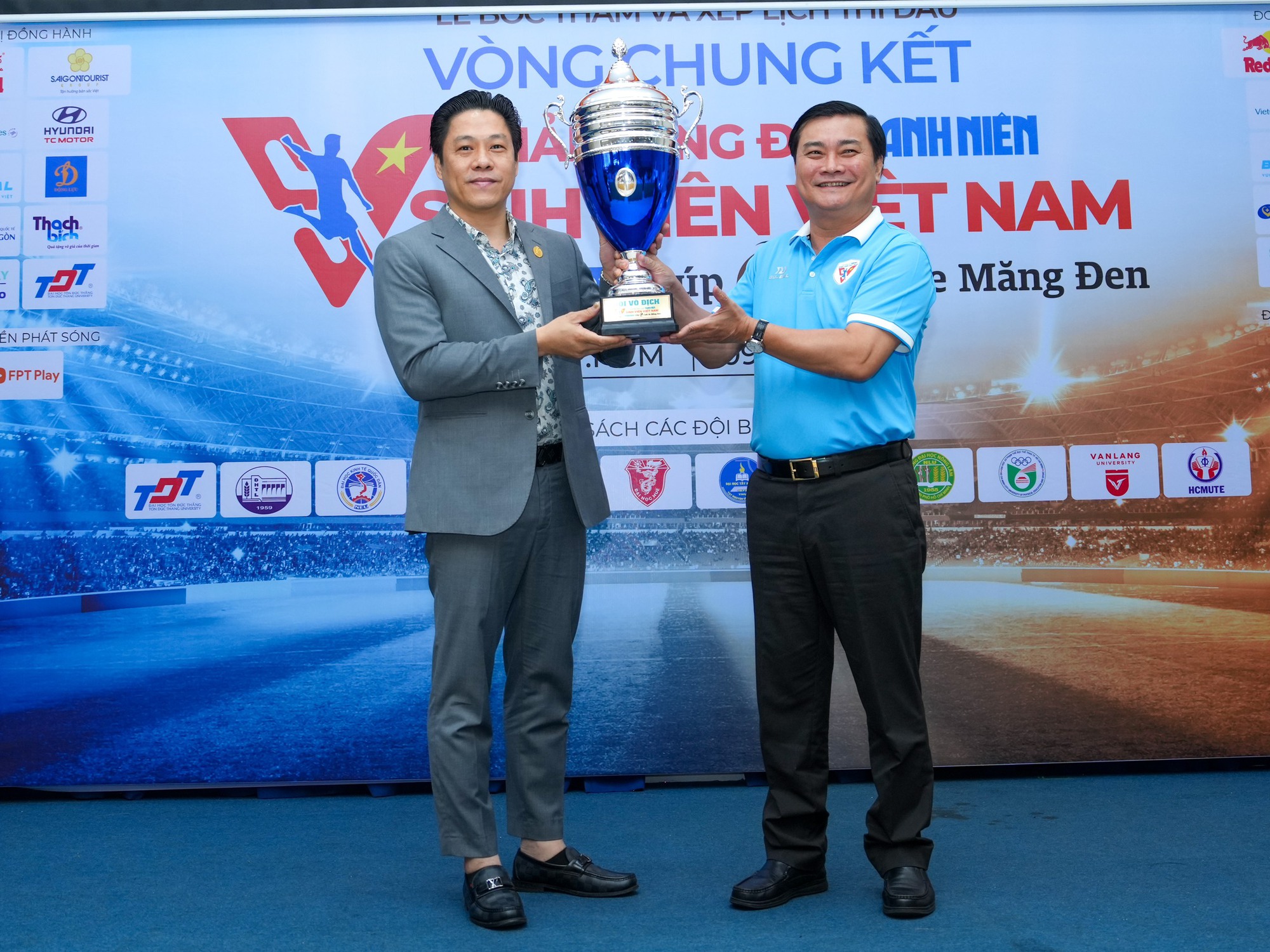 Chiếc cúp vô địch trong mơ của giải bóng đá Thanh Niên Sinh viên Việt Nam lần 1 năm 2023 - Cúp Café de Măng Đen