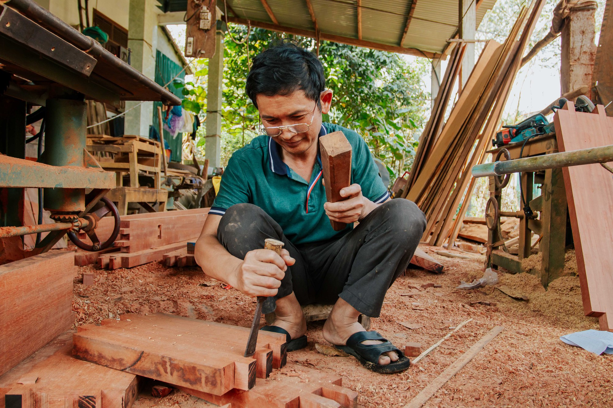 Xưởng mộc của người đàn ông khuyết tật gù lưng - Ảnh 5.