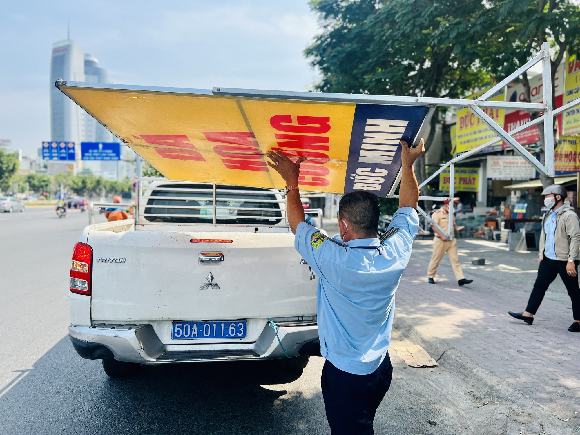 Cảnh sát giao thông TP.HCM đồng loạt phối hợp xử lý buôn bán lấn chiếm lòng, lề đường - Ảnh 2.