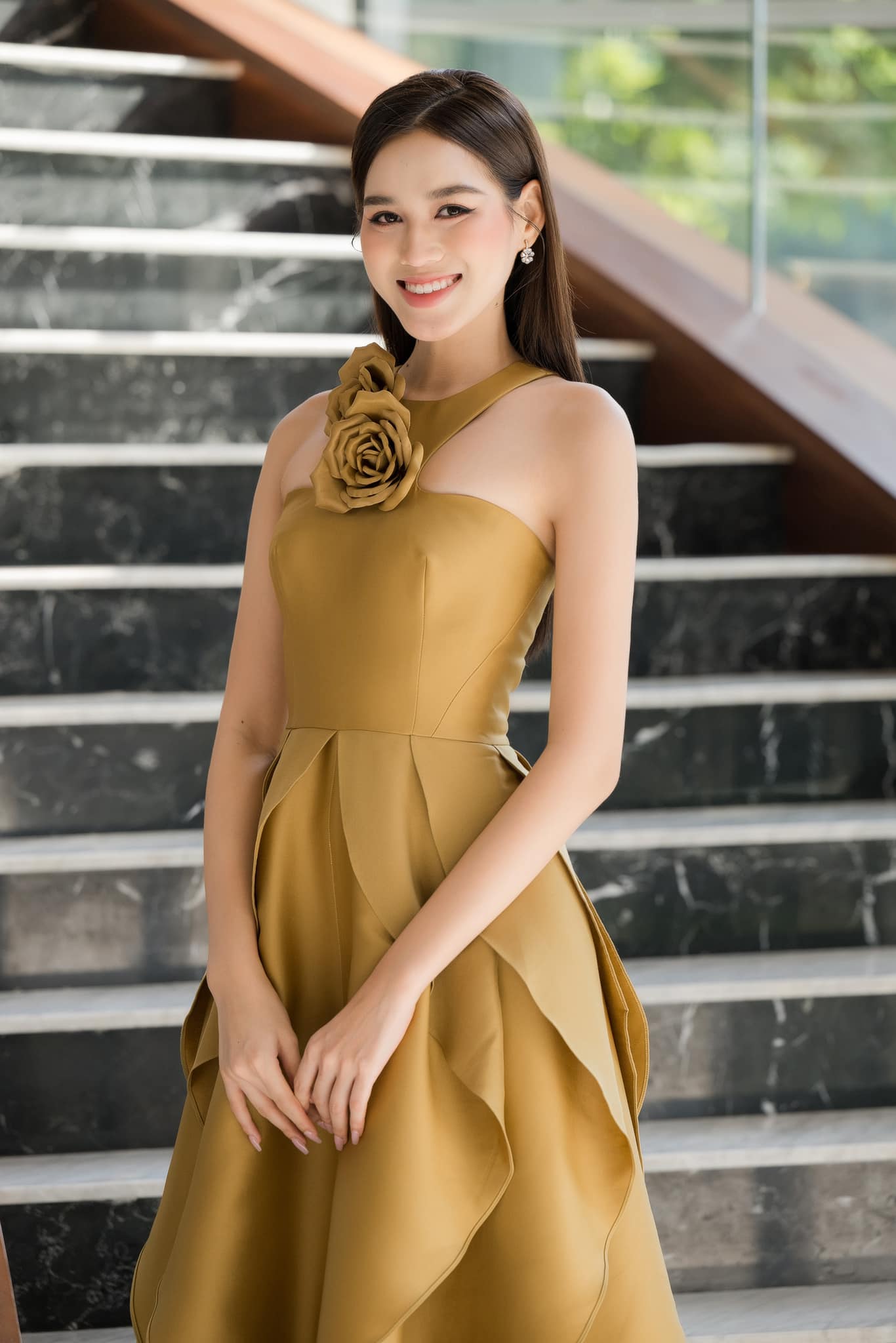 Nam Em diện váy hoa sến sẩm, Elly Trần 