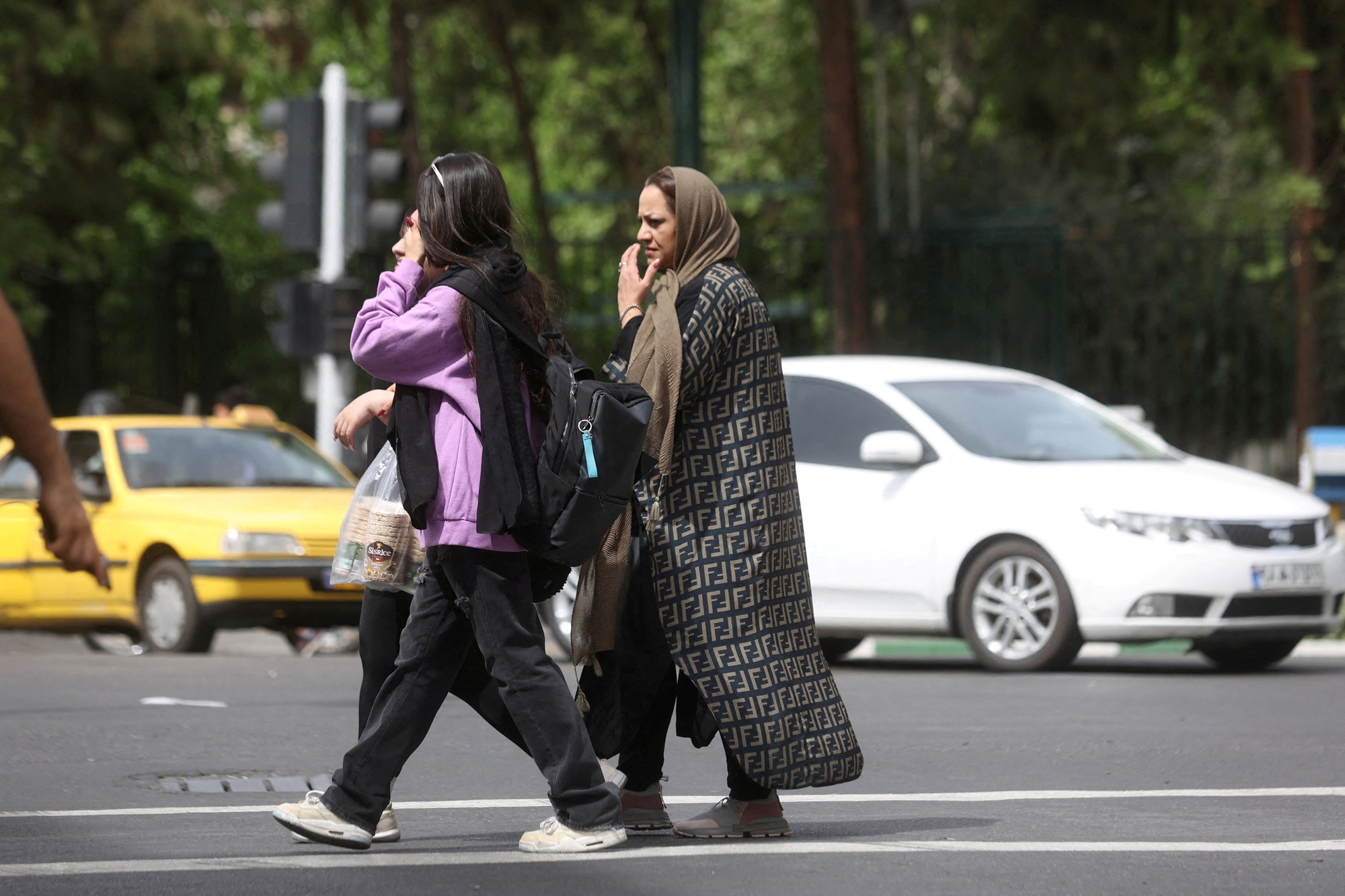 Cảnh sát Iran lắp camera phạt nguội phụ nữ không đội hijab - Ảnh 2.