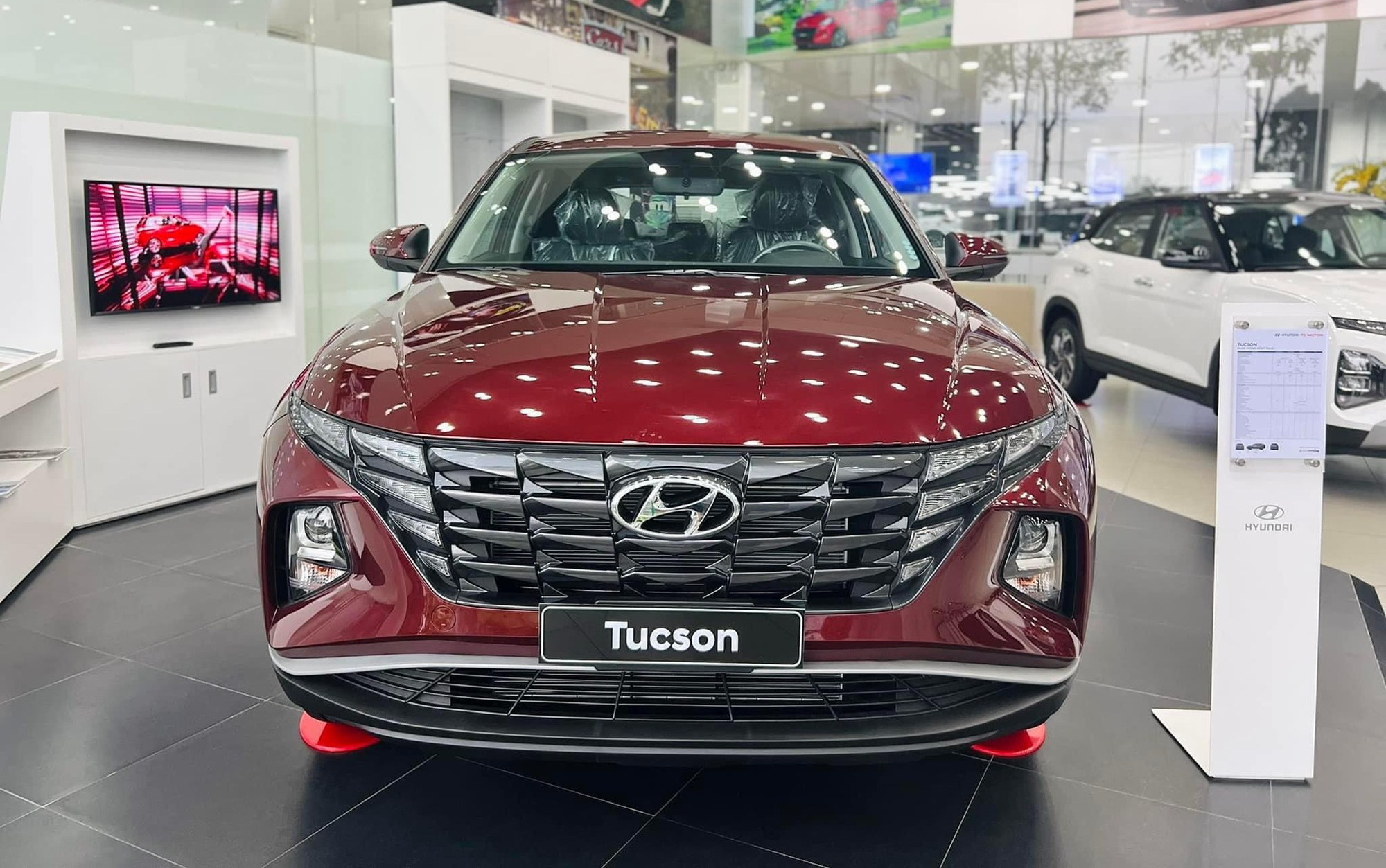 Giảm giá gần 200 triệu đồng, bộ đôi Hyundai Tucson, Santa Fe hút khách Việt - Ảnh 1.