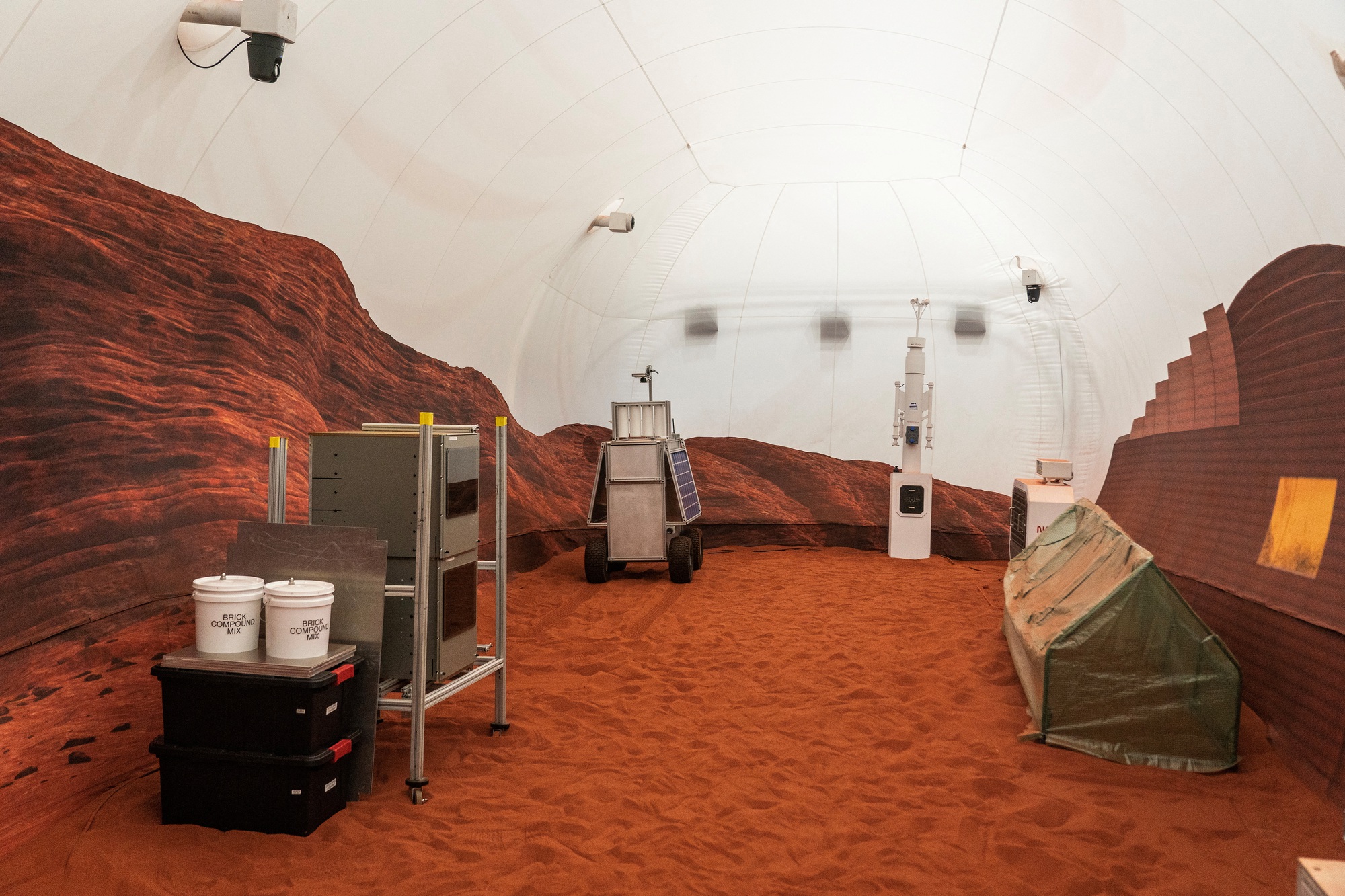 Bên trong khu vực mô phỏng môi trường sống trên sao Hỏa của NASA - Ảnh 1.