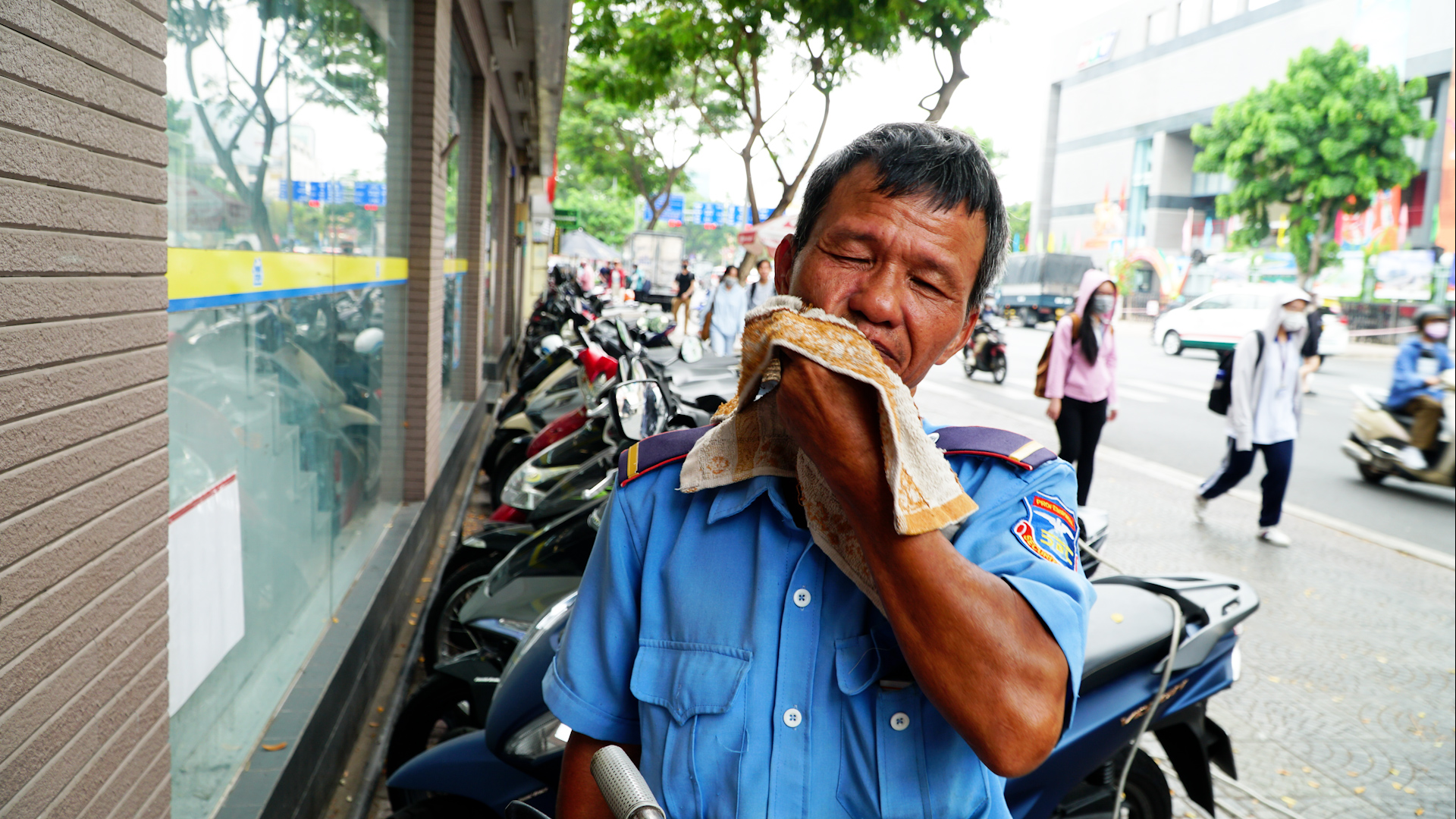 Mưu sinh dưới nắng nóng TP.HCM, người bảo vệ già trùm mặt nạ kín  - Ảnh 4.