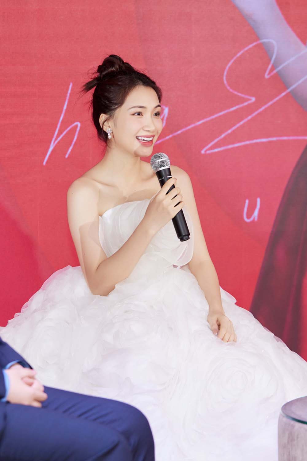 Hòa Minzy diện đầm phát sáng tại sự kiện  - Ảnh 5.