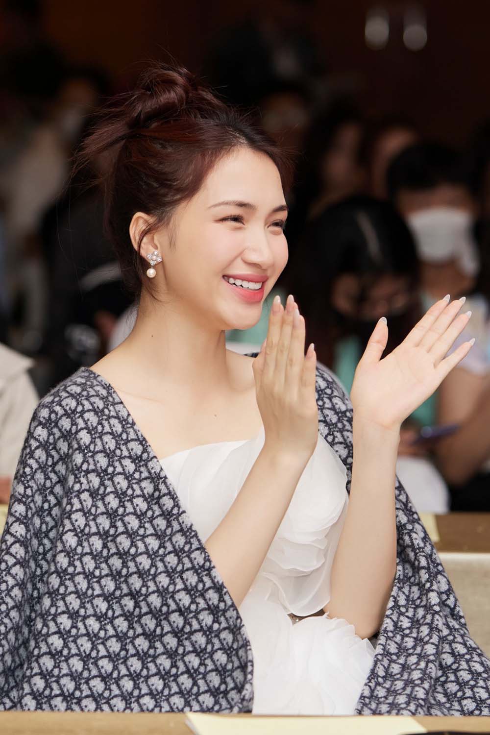 Hòa Minzy diện đầm phát sáng tại sự kiện - Ảnh 6. Hòa Minzy diện đầm phát sáng tại sự kiện - Ảnh 6.