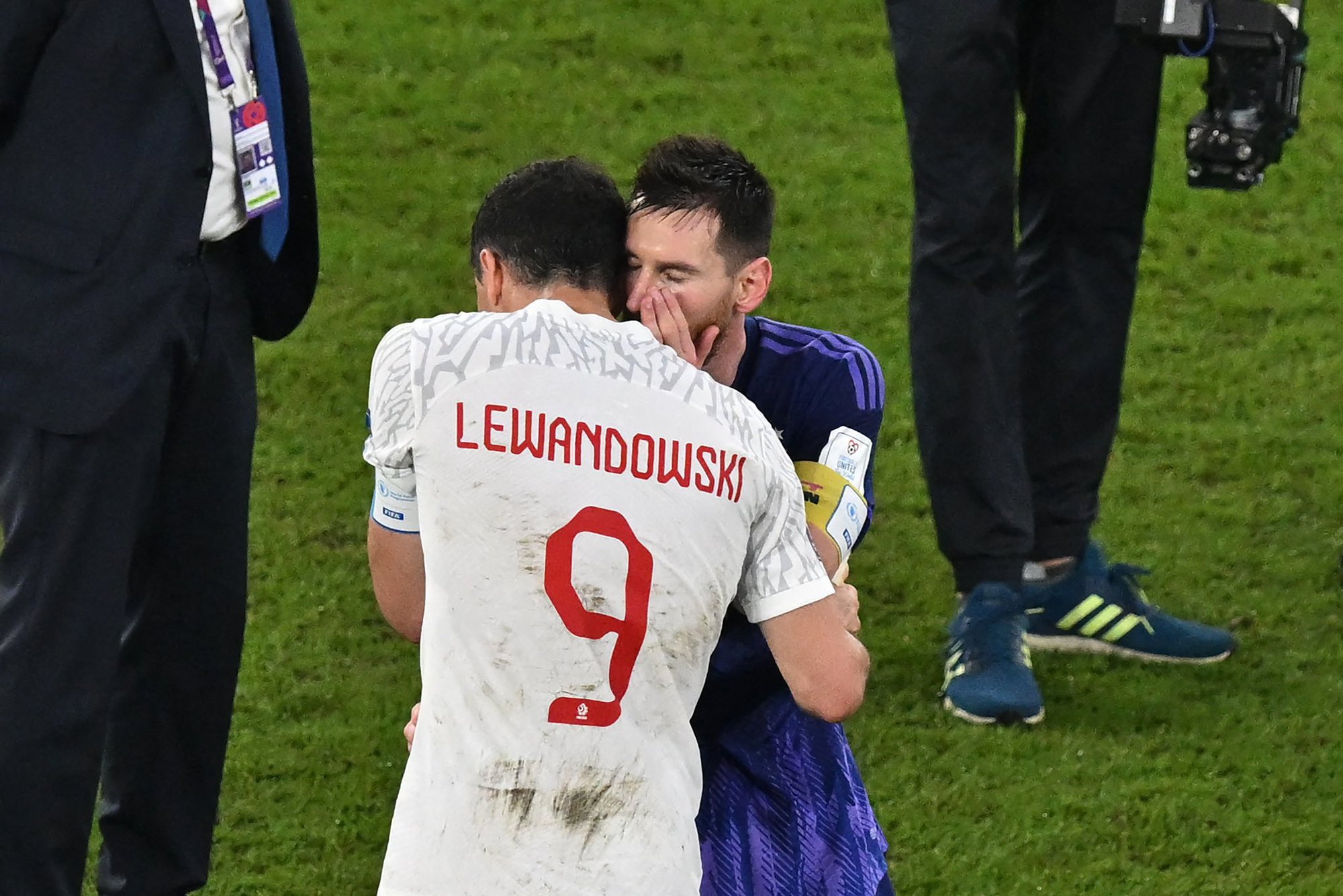 Lewandowski công khai kêu gọi Messi trở lại Barcelona, HLV Xavi gia hạn thêm 2 năm