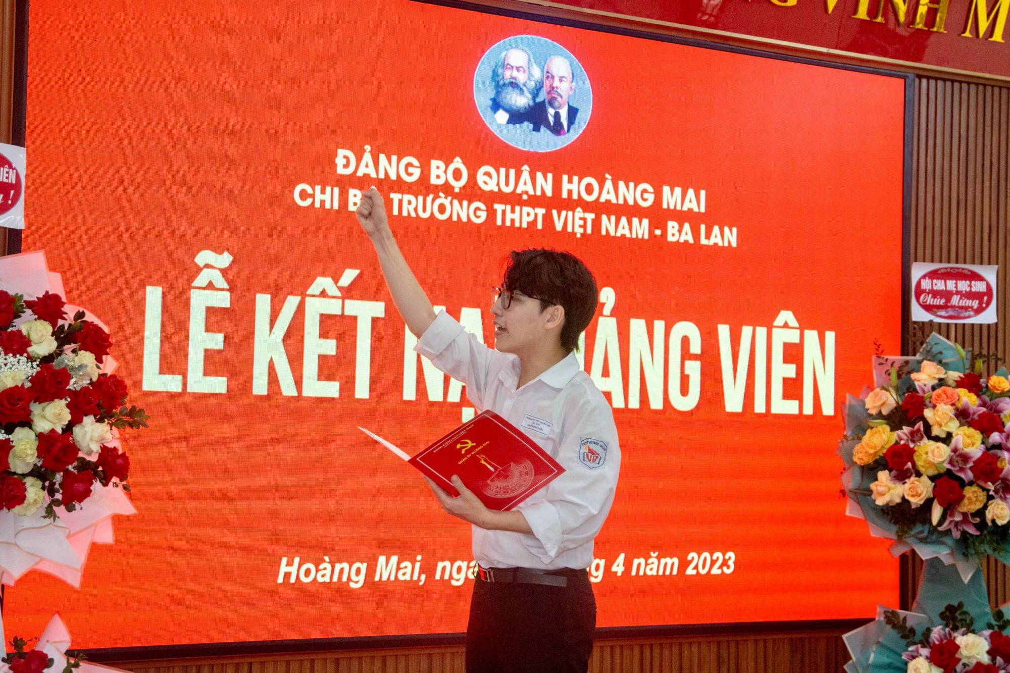 Học sinh đầu tiên của Trường THPT Việt Nam - Ba Lan được kết nạp Đảng