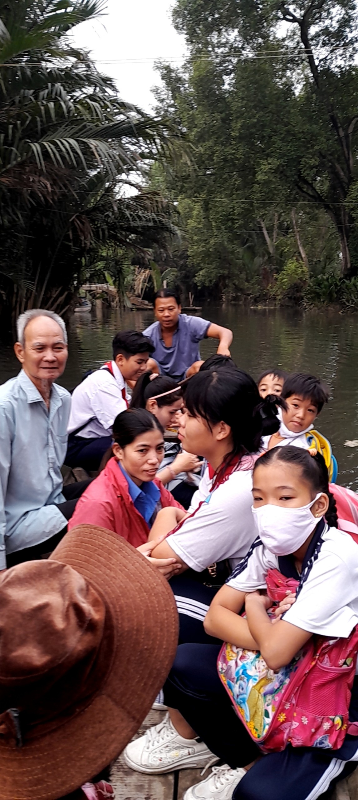 Cụ ông TP.HCM chèo ghe đưa đón 16 đứa cháu đi học mỗi ngày - Ảnh 5.