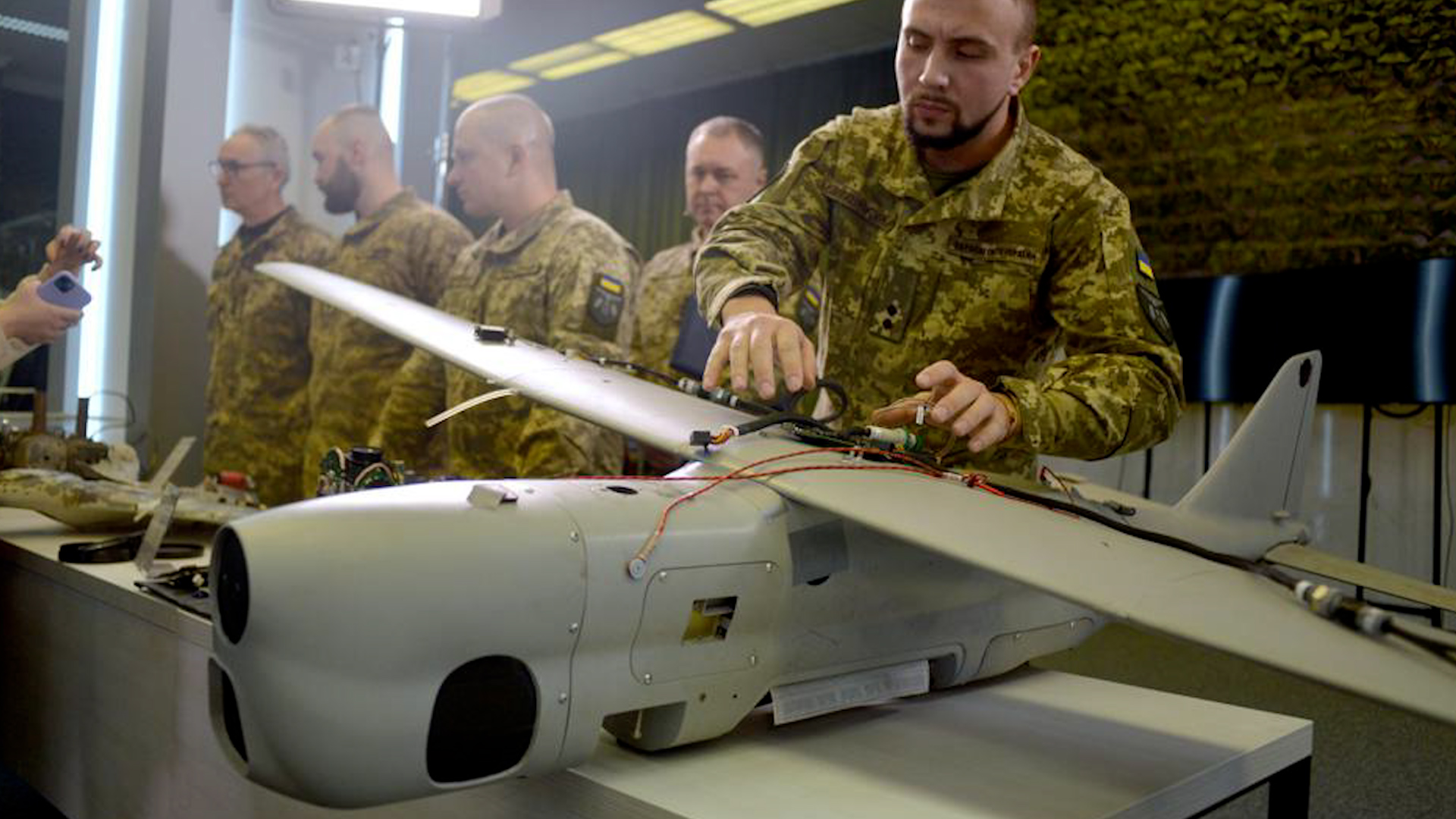 Pháo binh NATO, lựu pháo M777 ‘bại trận’ vì UAV Lancet-3 của Nga? - Ảnh 1.