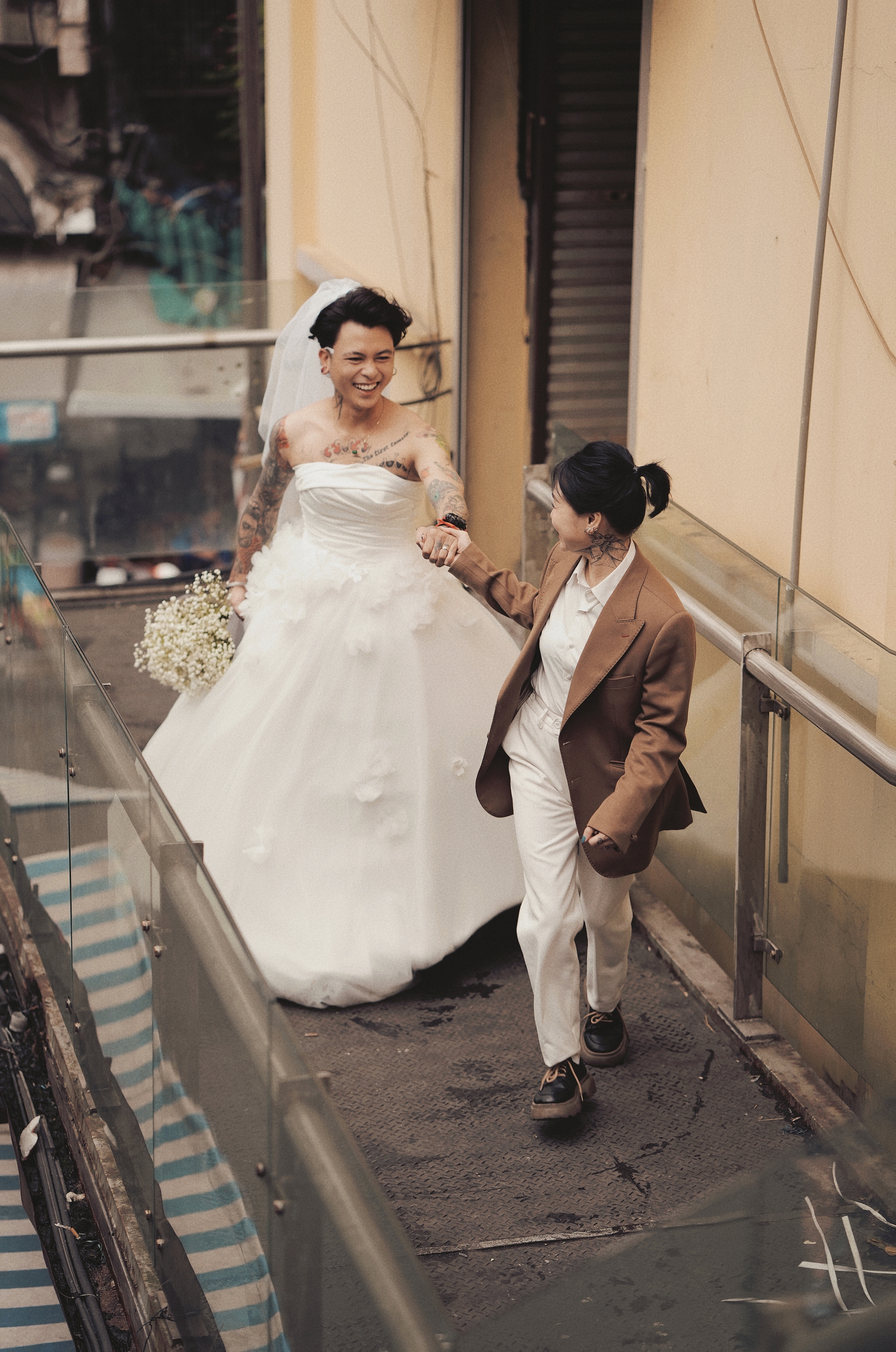 Bộ ảnh cưới nhận gần 22 nghìn like của cặp đôi chồng nặng hơn vợ 60kg Chú  rể mặc váy cưới
