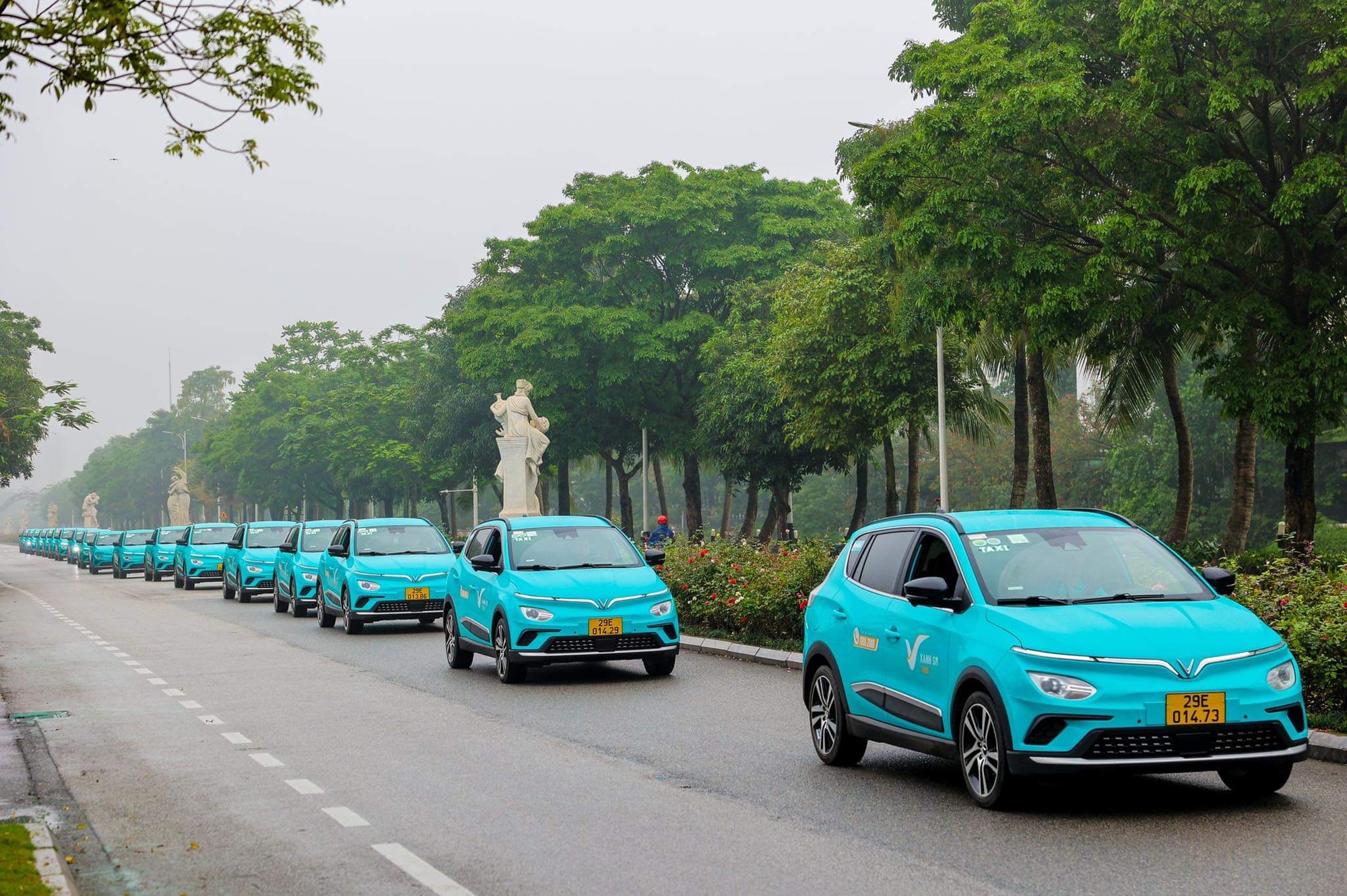Hãng taxi điện đầu tiên chính thức lăn bánh tại Hà Nội - Ảnh 2.