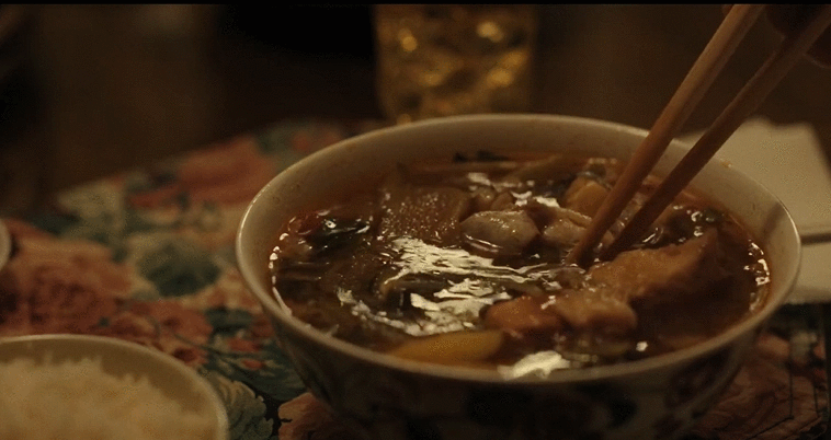 Nghệ sĩ Hồng Đào gây thương nhớ với món canh chua Việt Nam trong phim 'Beef' - Ảnh 2.