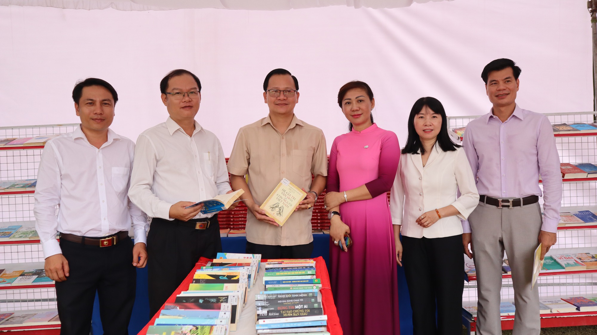 Bình Phước: Tổ chức Ngày sách và Văn hóa đọc Việt Nam năm 2023 - Ảnh 4.