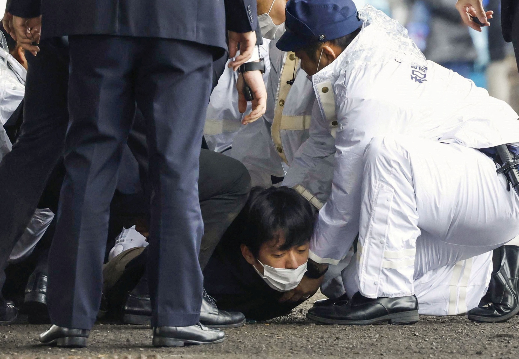 Thủ tướng Nhật Bản phải sơ tán sau vụ nổ gần nơi diễn thuyết - Ảnh 2.
