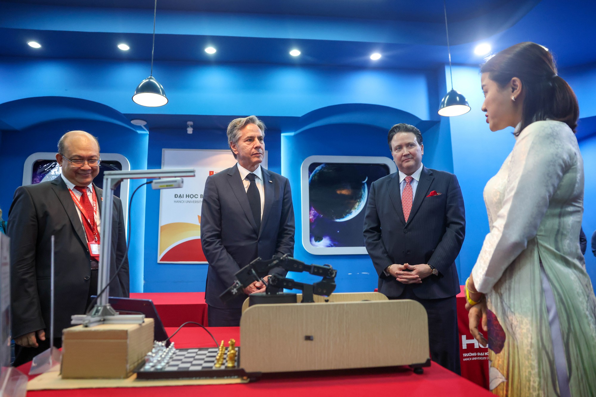 Ngoại trưởng Mỹ thích thú trước 'màn trình diễn' robot tại đại học Việt Nam - Ảnh 2.