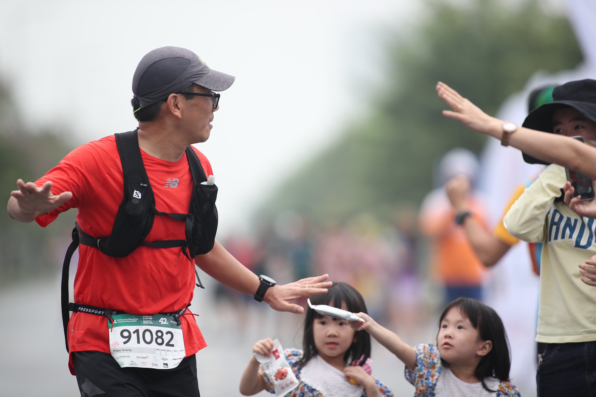 Ấn tượng muôn kiểu ‘cosplay’ của runner trên đường chạy tại Huế - Ảnh 11.