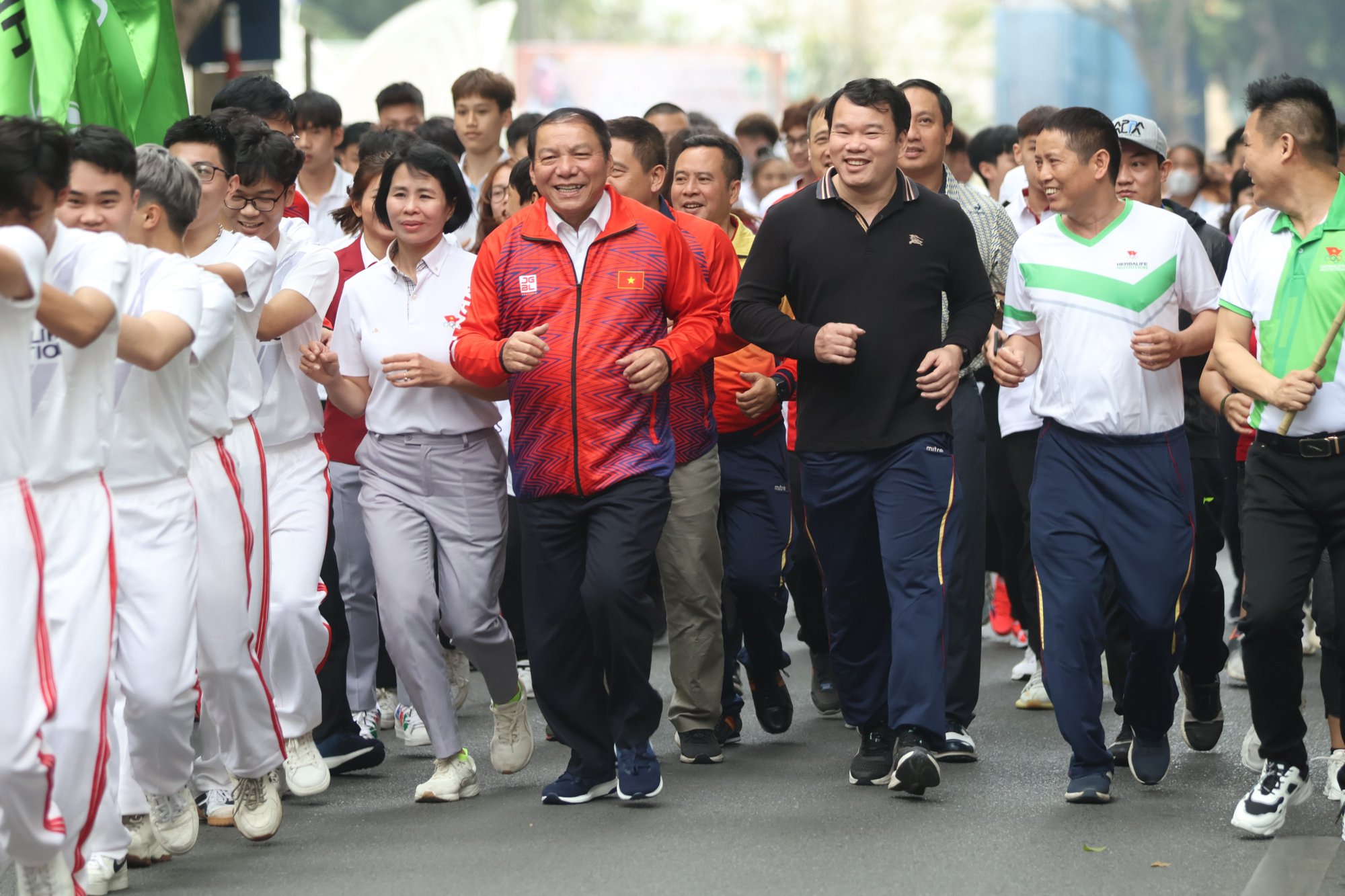 Bộ trưởng Bộ VH-TT-DL quan tâm đến mức thưởng nóng cho đoàn thể thao Việt Nam - Ảnh 1.