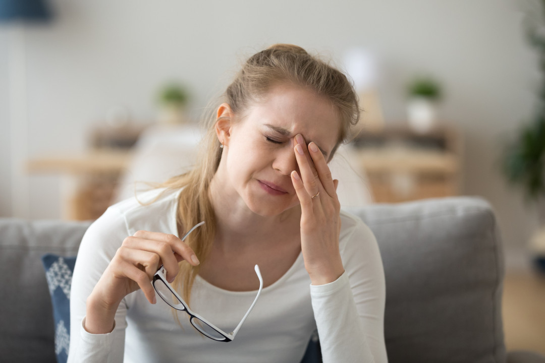 Hình ảnh người bị mỏi mắt, đau đầu và căng thẳng thị giác khi làm việc máy tính lâu