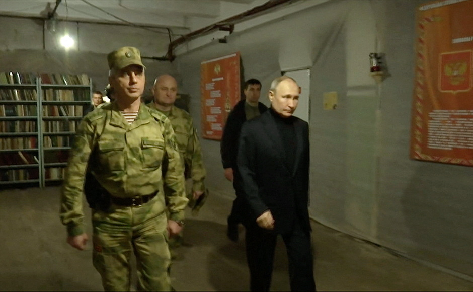 Tổng thống Nga, Ukraine đến thăm tiền tuyến - Ảnh 2.