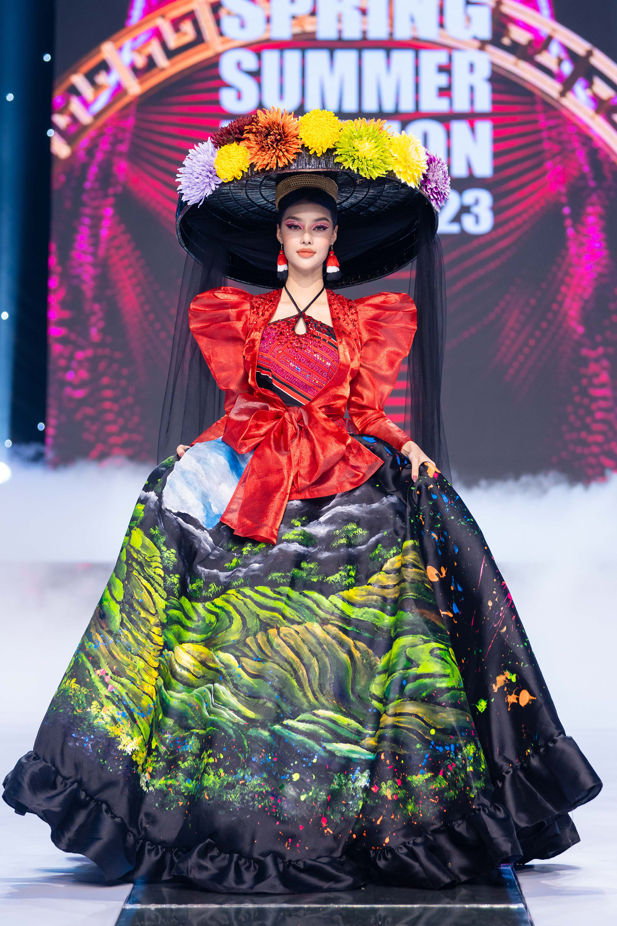 Hoa hậu Bảo Ngọc catwalk với trang phục nặng 30kg - Ảnh 5.