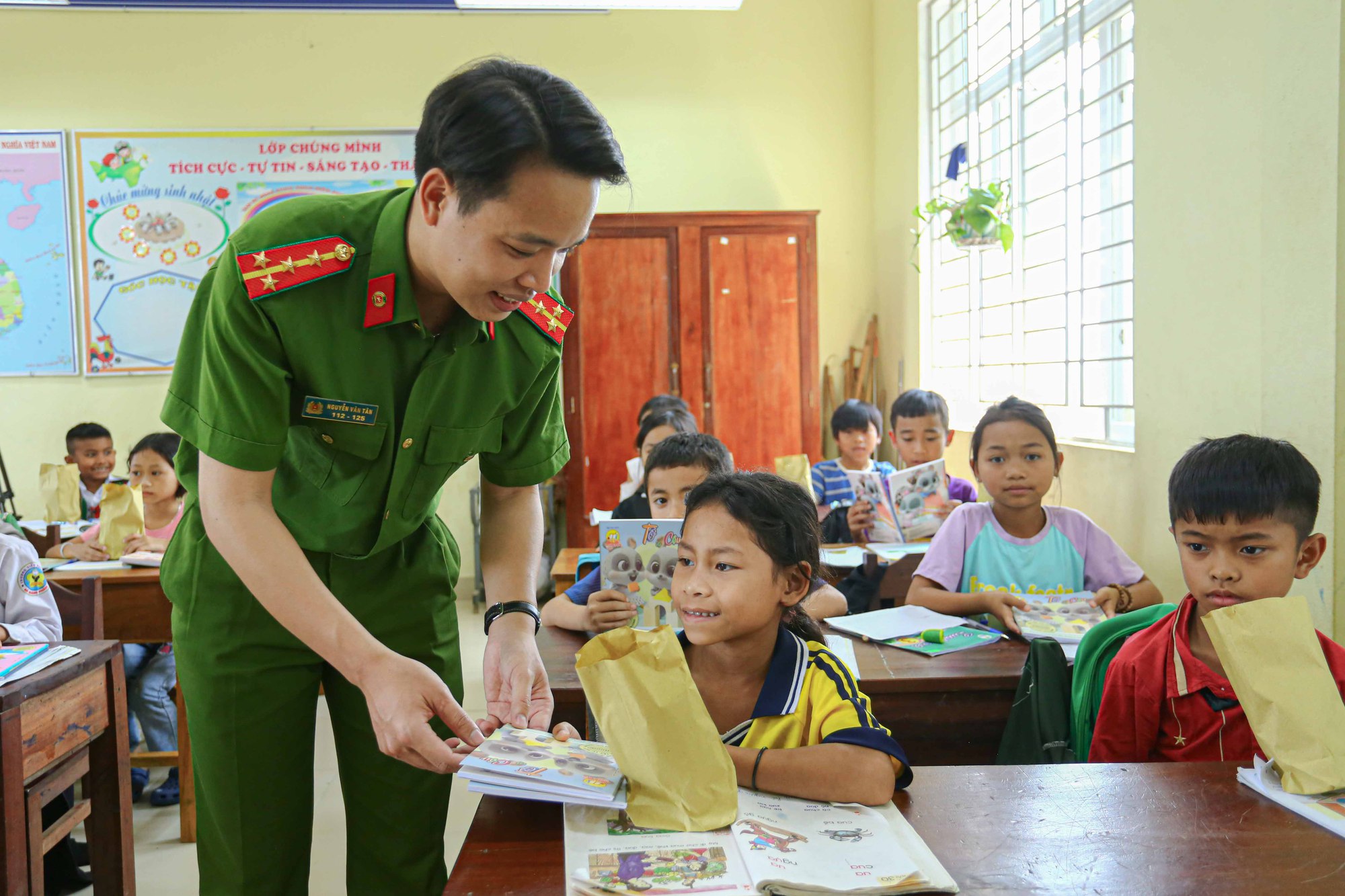 Chiến sĩ trẻ Thủ Đô đưa 'màu xanh' lên vùng biên A Lưới - Ảnh 6.