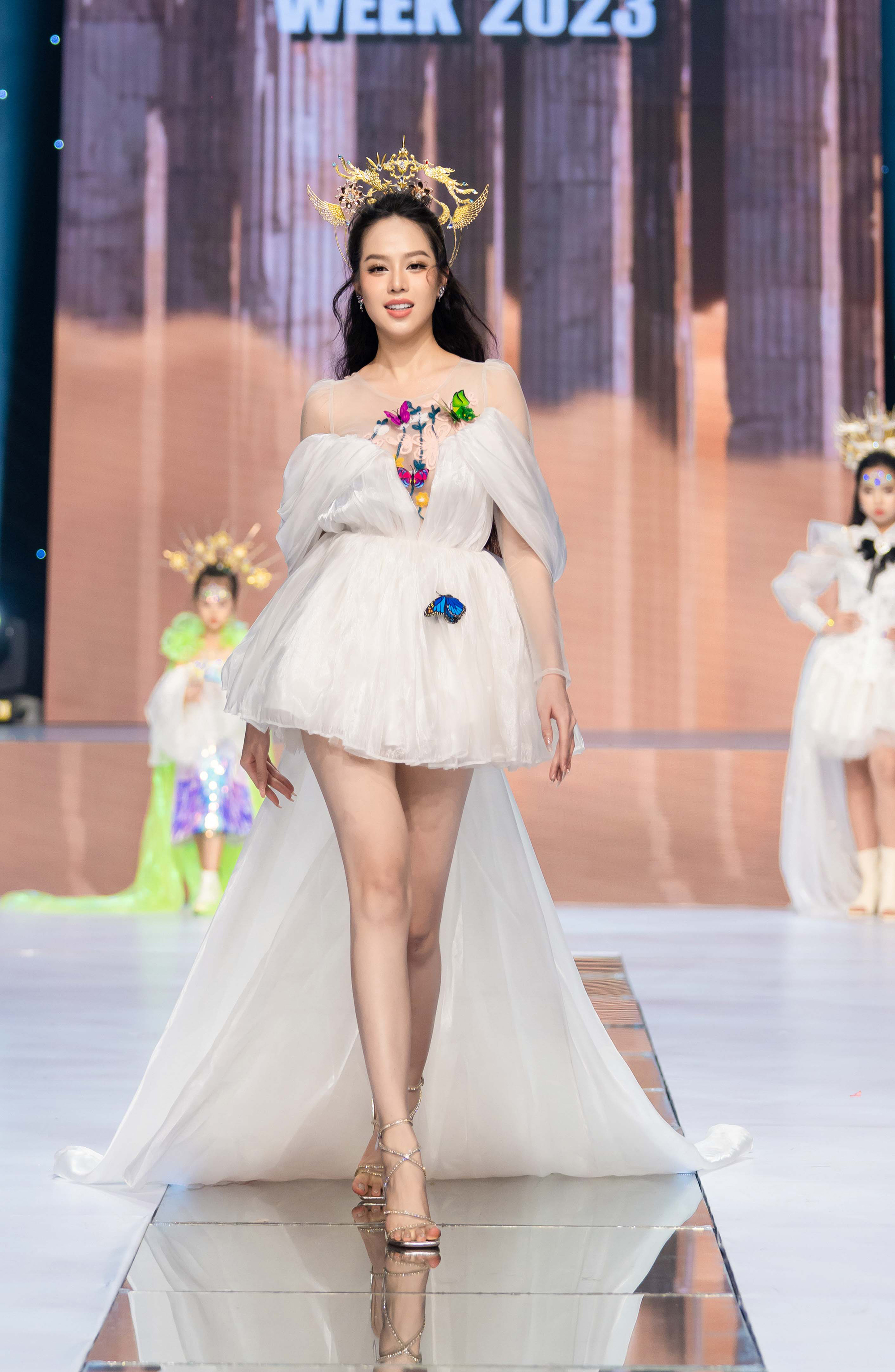 Hoa hậu Bảo Ngọc catwalk với trang phục nặng 30kg - Ảnh 2.