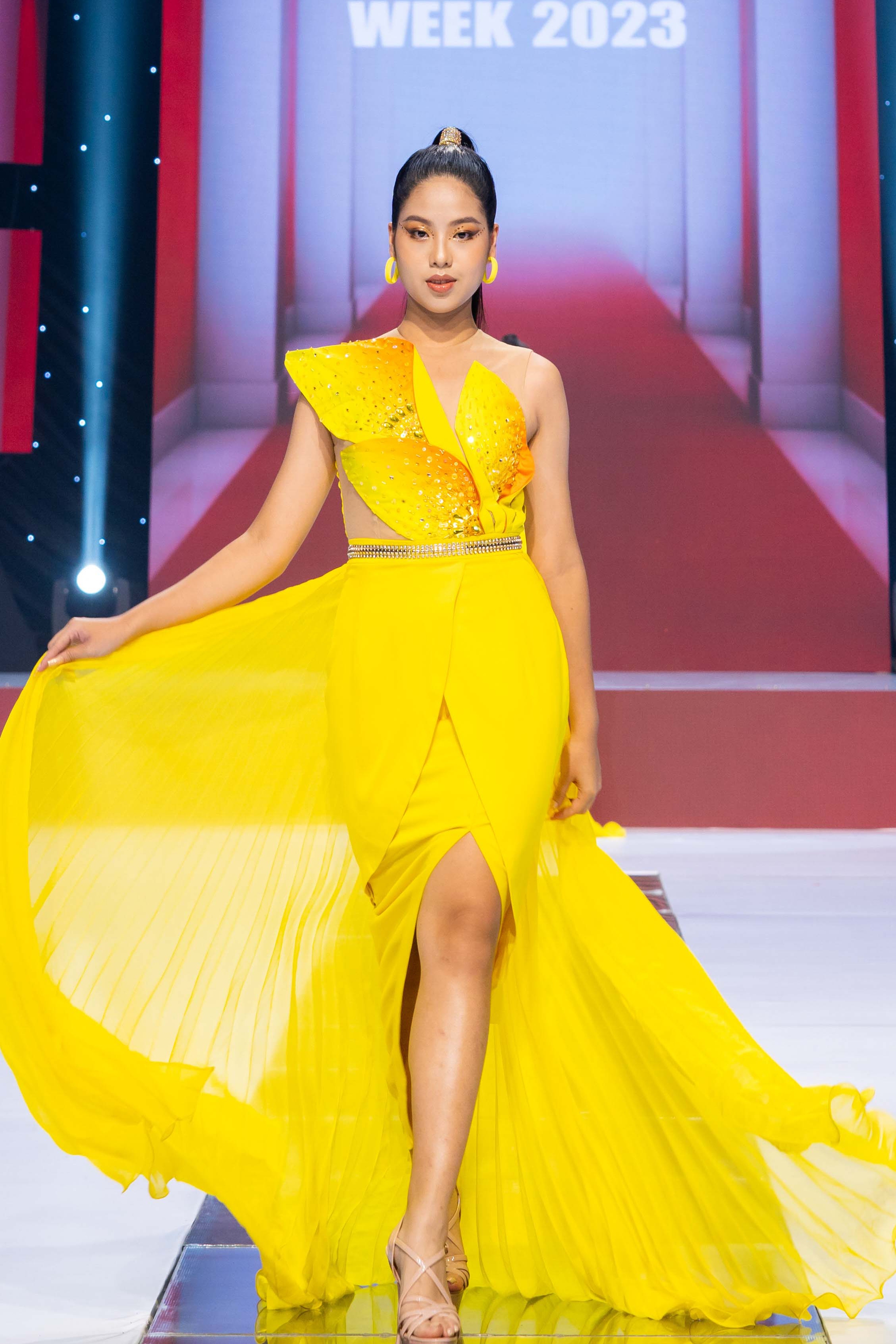 Hoa hậu Bảo Ngọc catwalk với trang phục nặng 30kg - Ảnh 9.